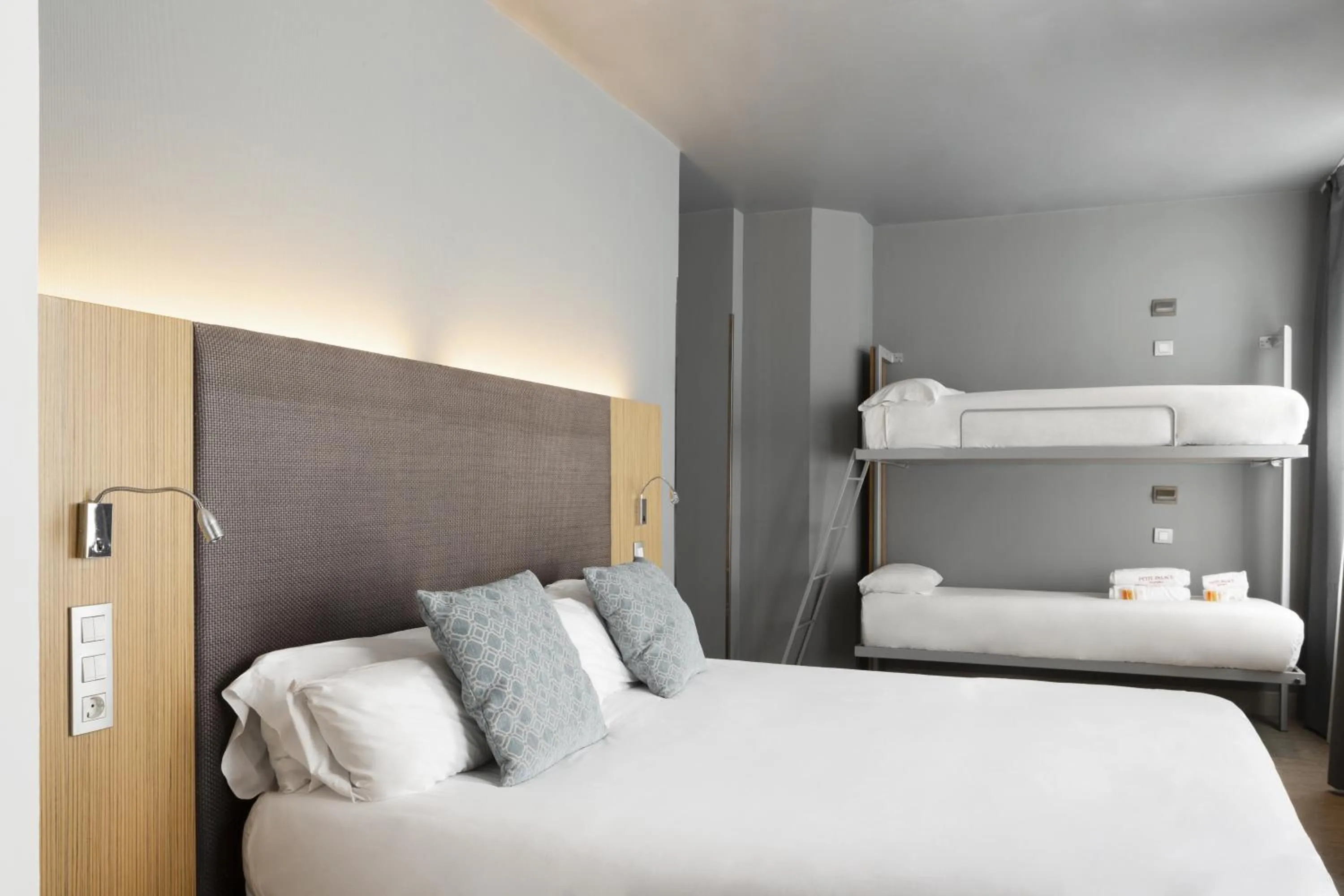 Bedroom, Bed in Petit Palace Alcalá