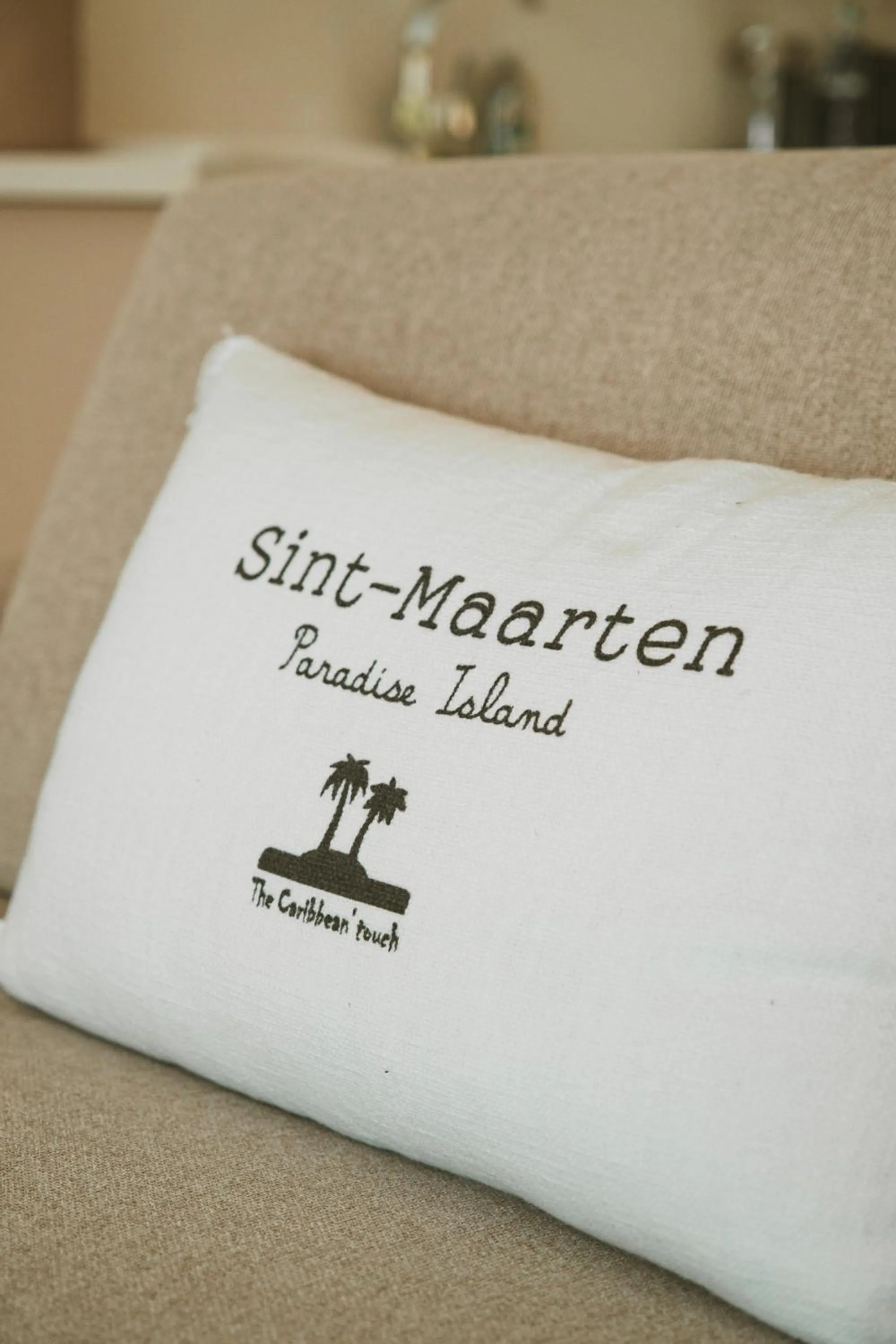 Text overlay in La Villa Hibiscus, Saint Martin