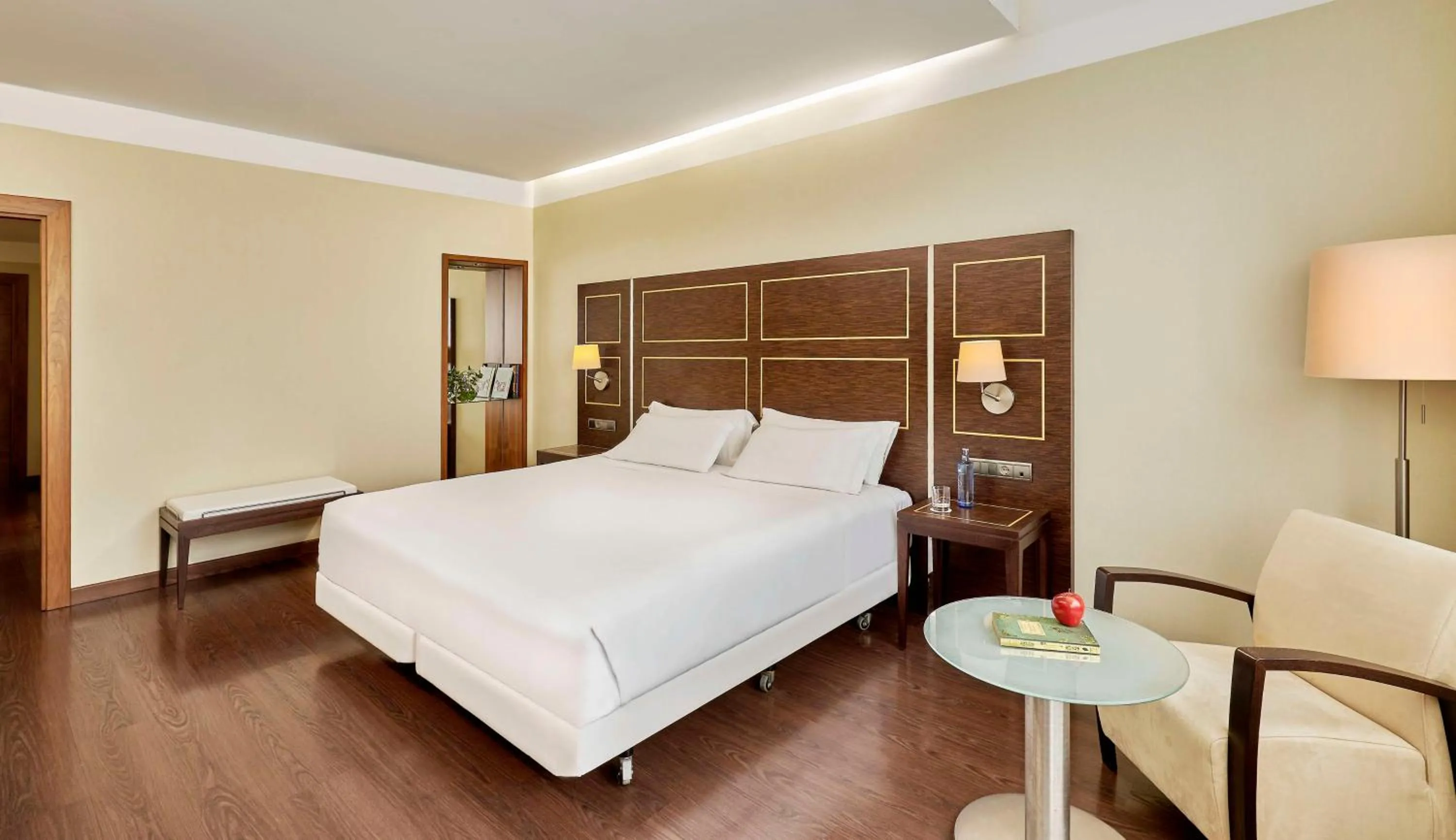 Property building, Bed in NH Gran Hotel Casino de Extremadura
