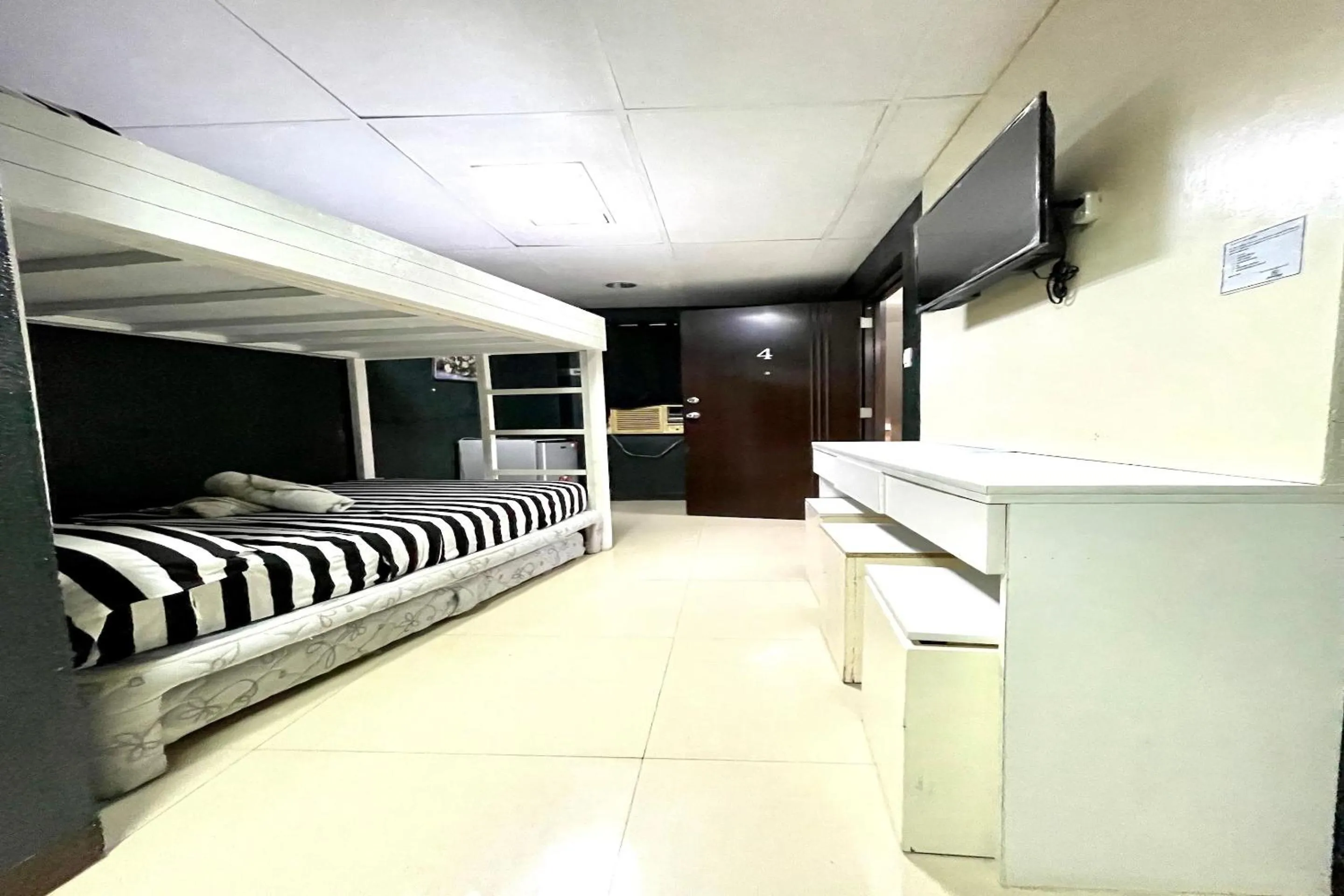 Bedroom in OYO 910 Sabaidee Suites