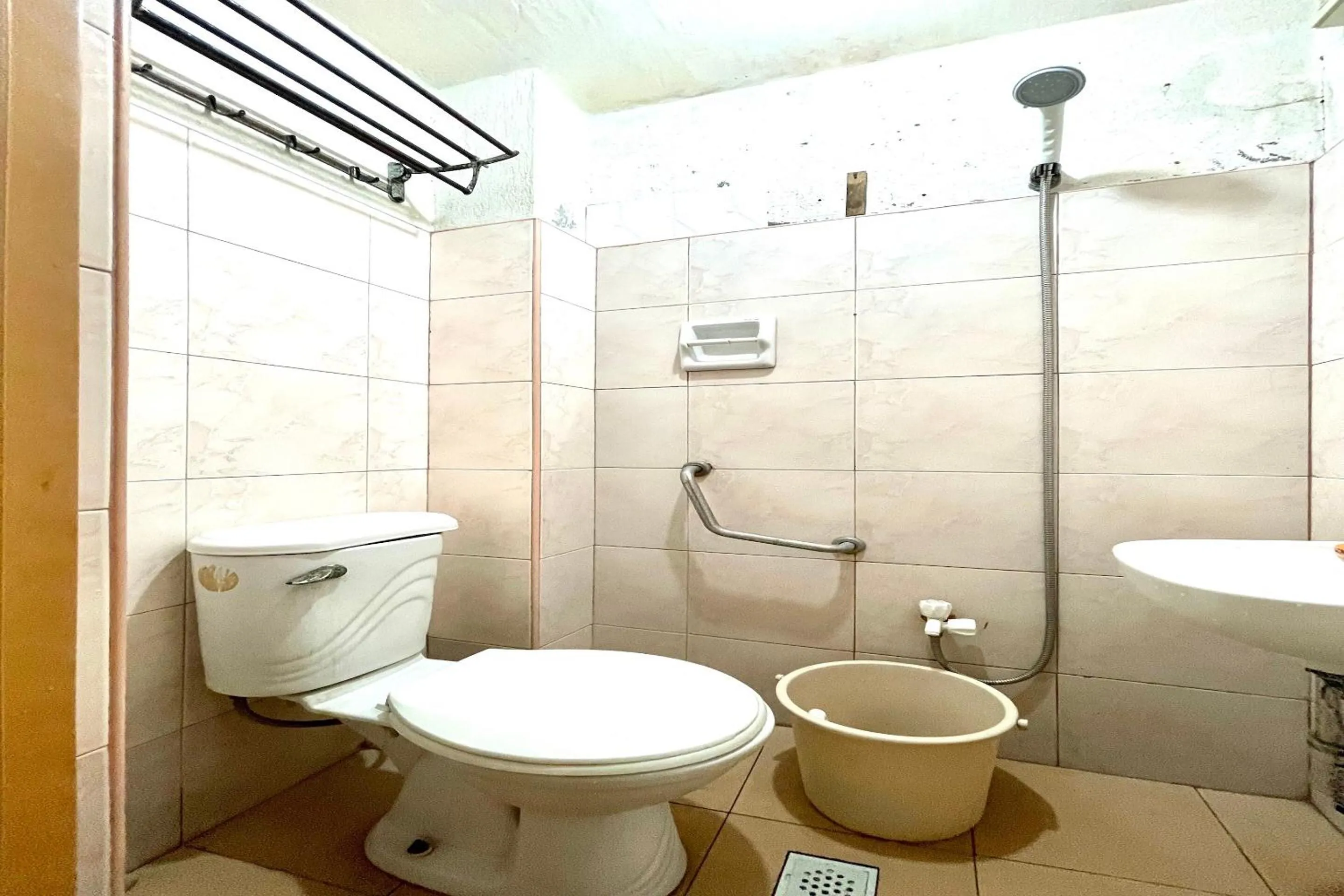 Bathroom in OYO 910 Sabaidee Suites