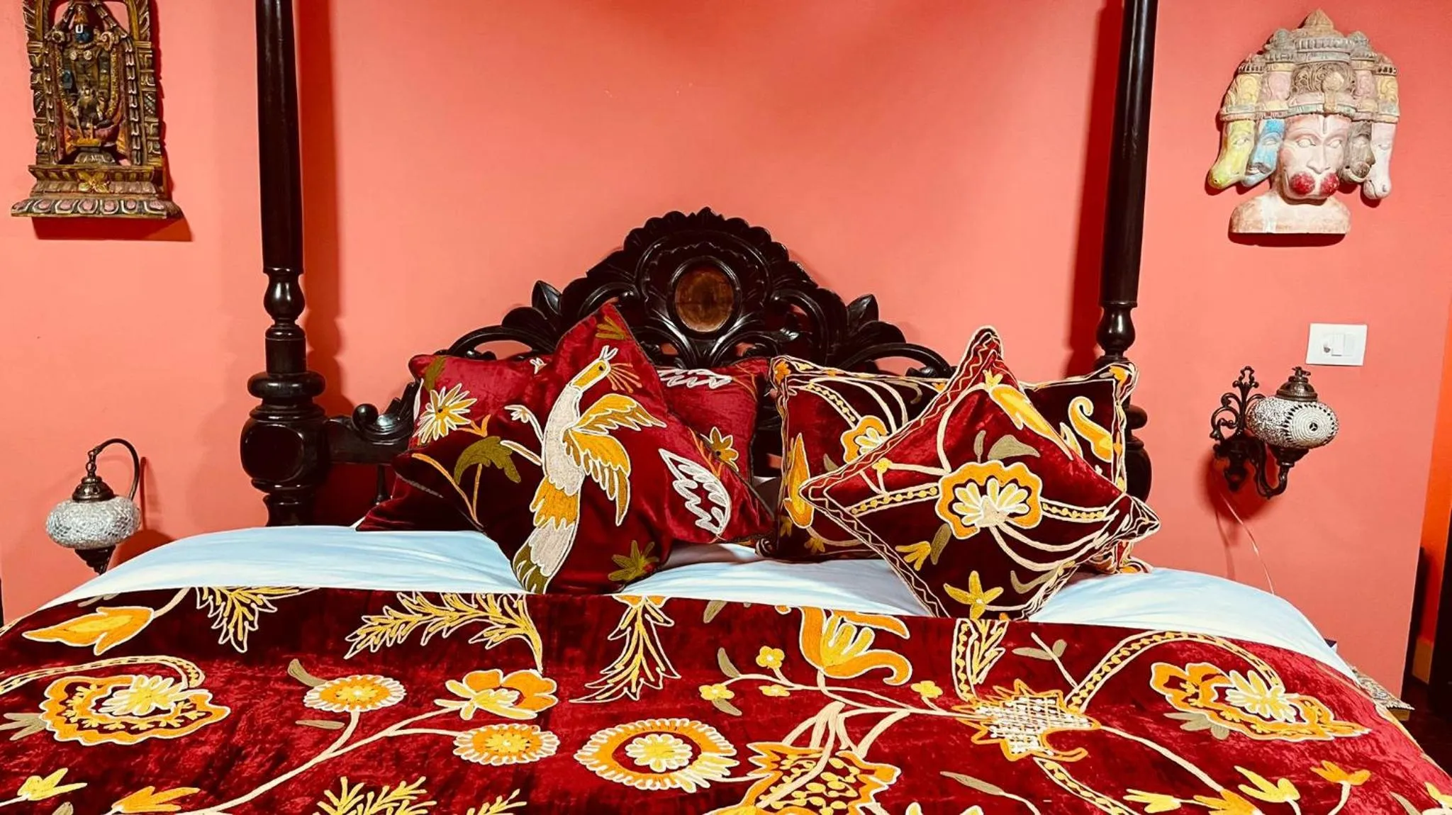 Bed in Habba Kadal Kashmiri Heritage Hotel & Hub