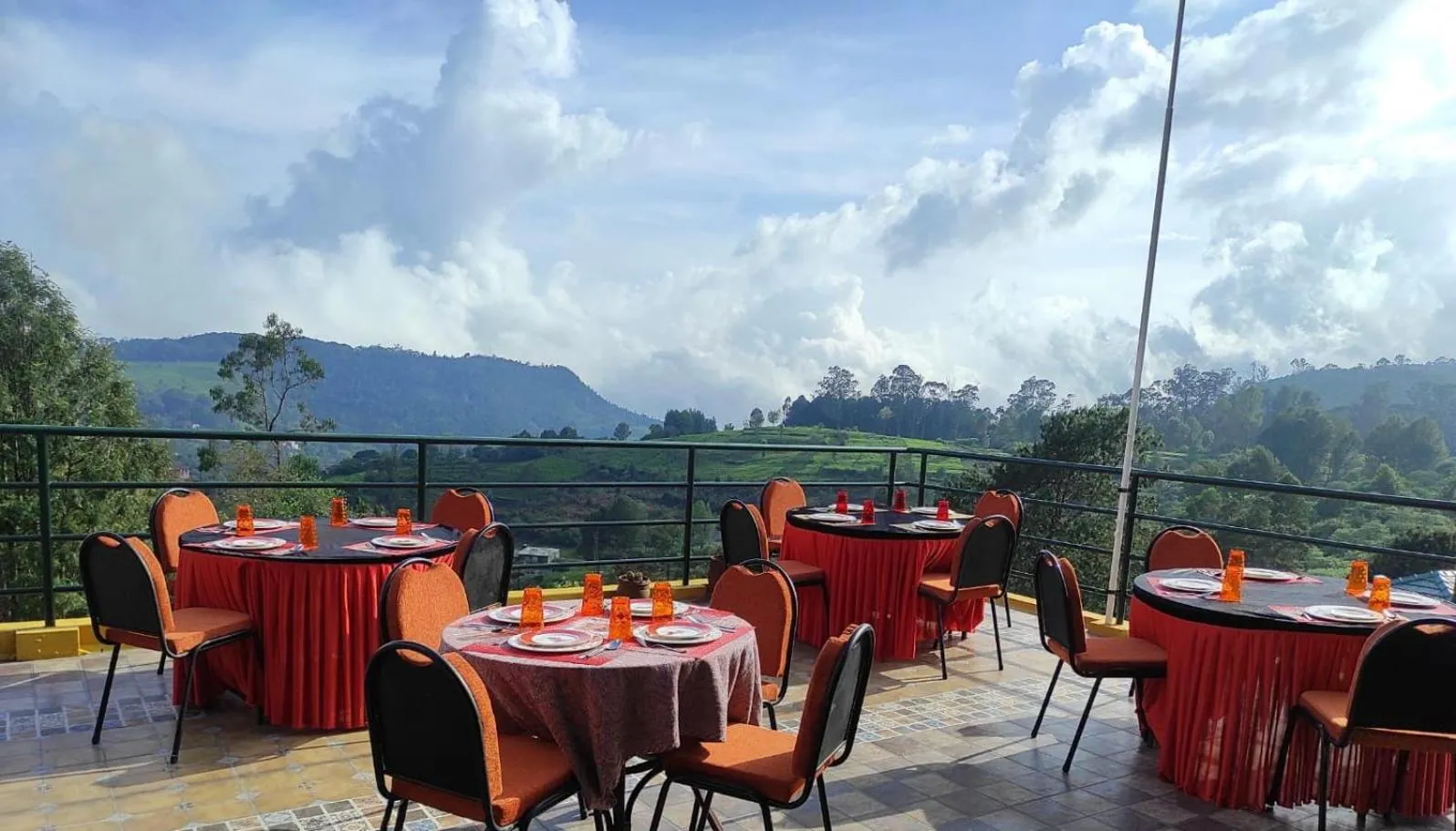 Restaurant/places to eat in Habba Kadal Kashmiri Heritage Hotel & Hub
