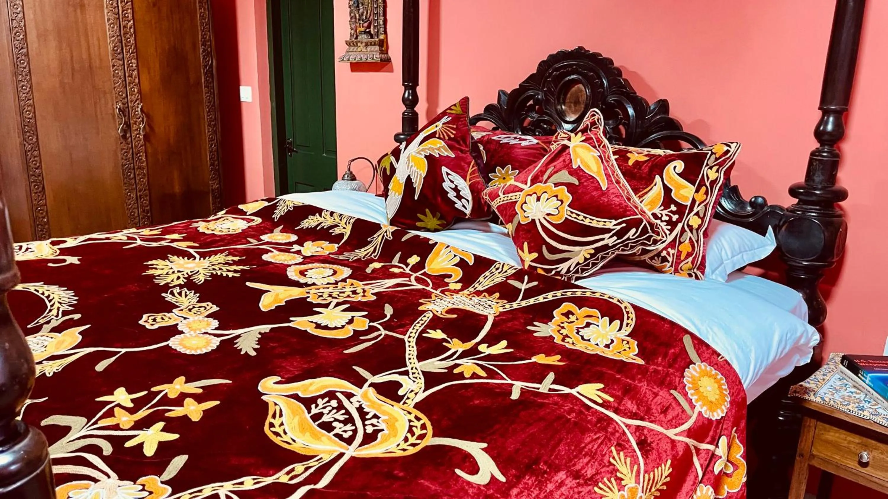 Bed in Habba Kadal Kashmiri Heritage Hotel & Hub