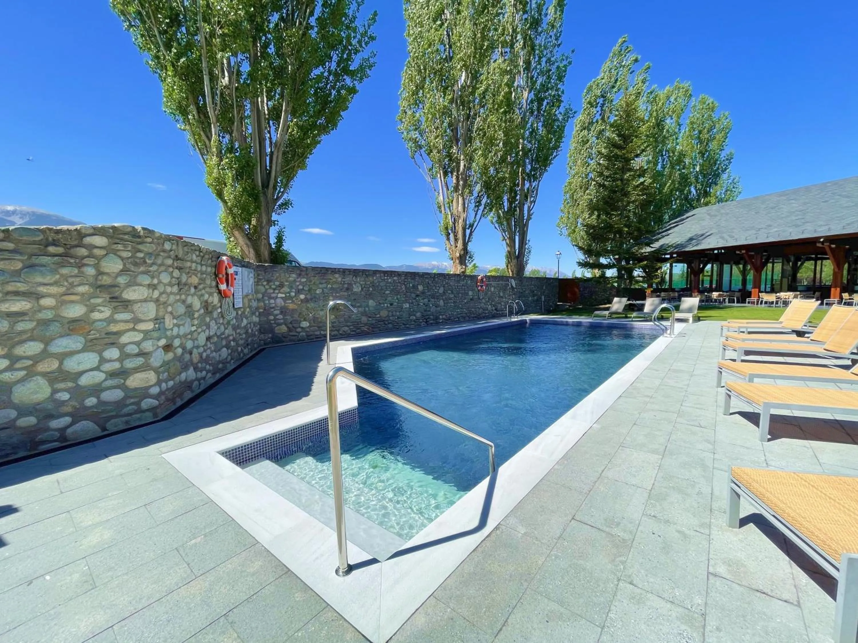 Swimming pool in Hotel Fontanals Golf