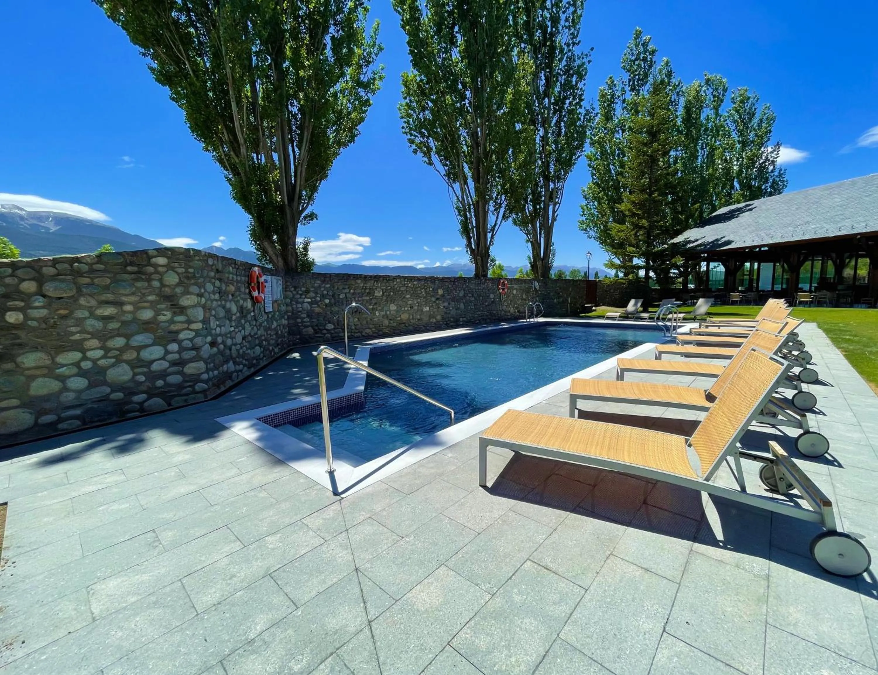 Swimming pool in Hotel Fontanals Golf
