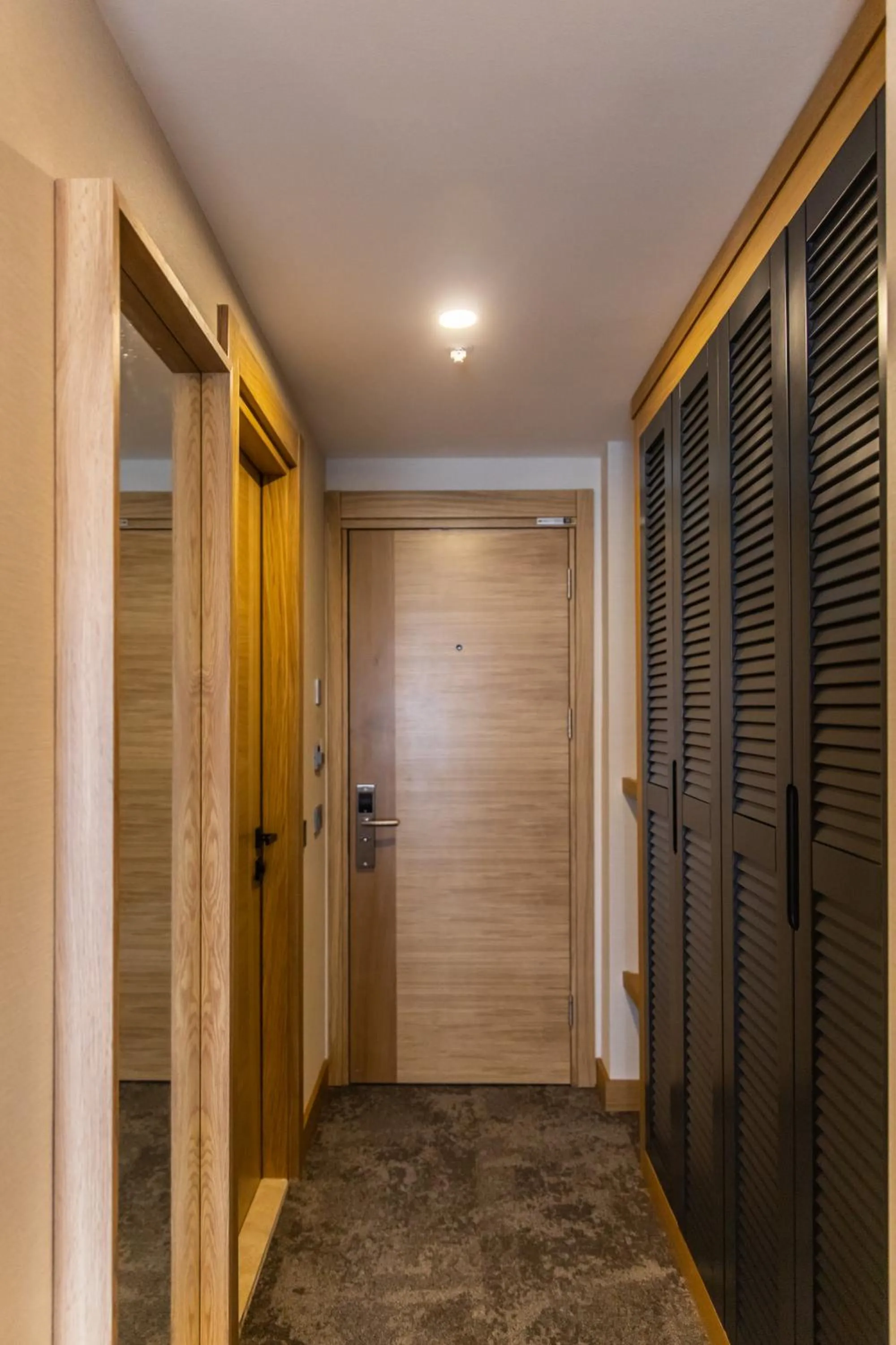 wardrobe in SARPİNO MOUNTAİN HOTEL
