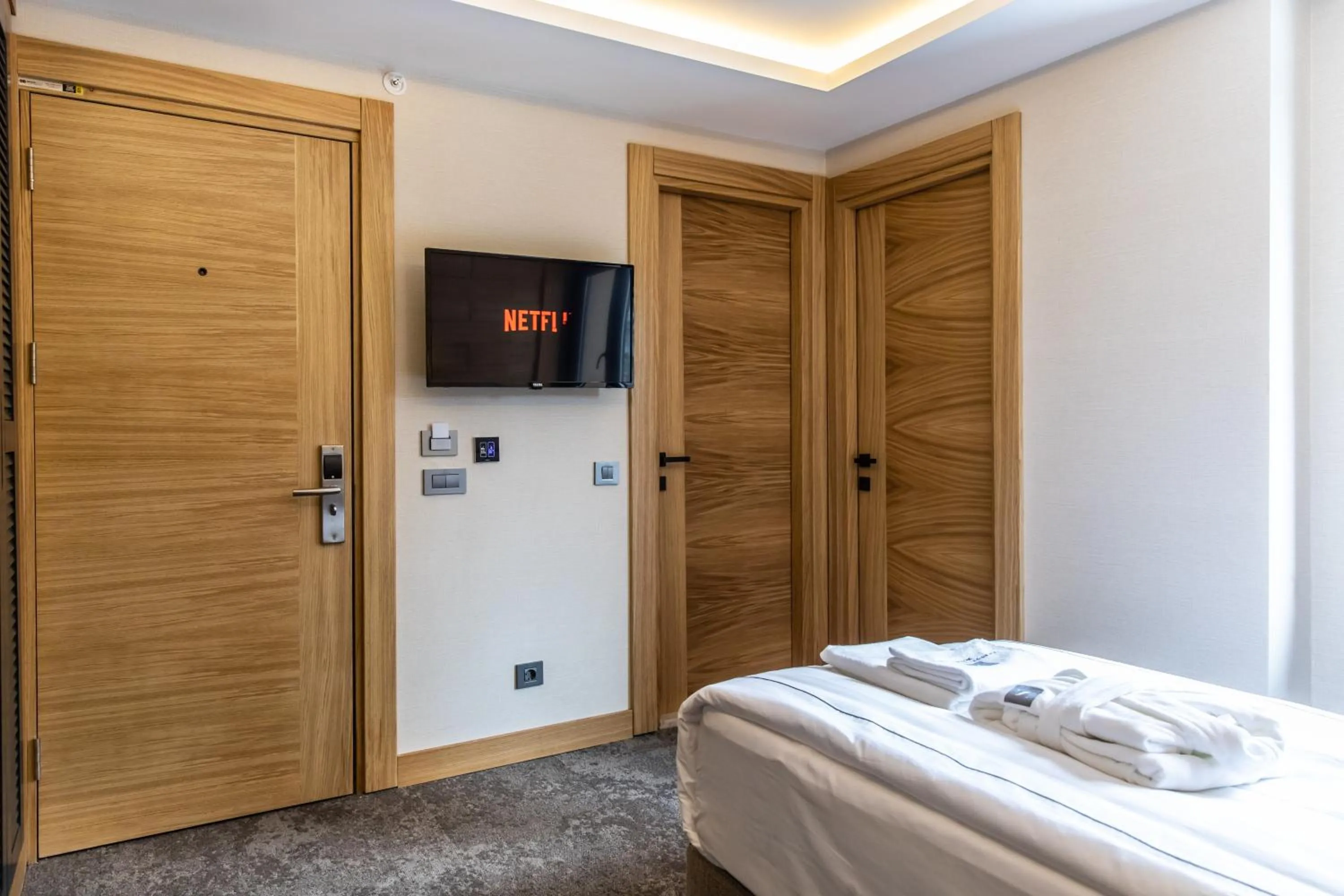 towels, Bed in SARPİNO MOUNTAİN HOTEL