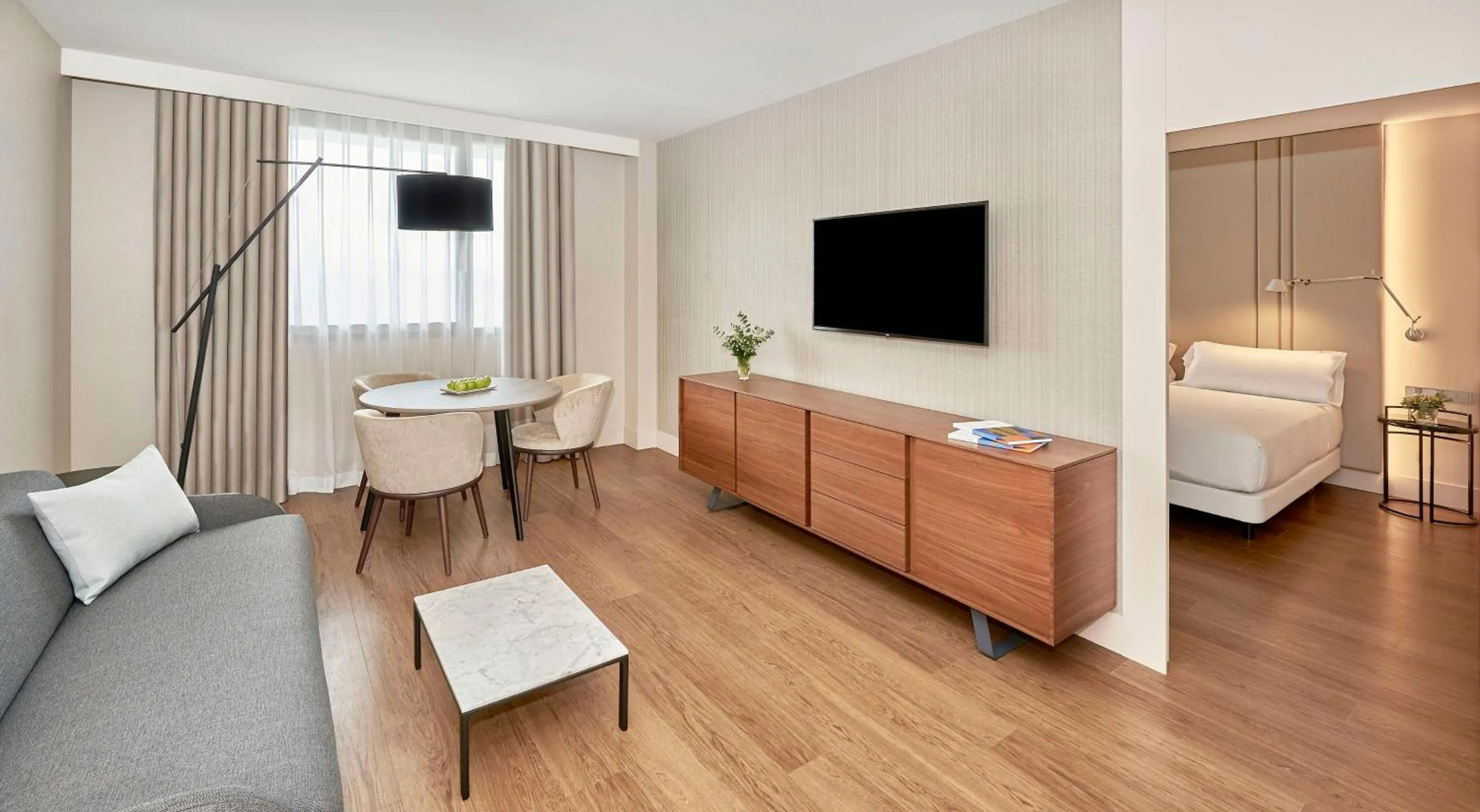 Photo of the whole room, Bed in NH Alicante