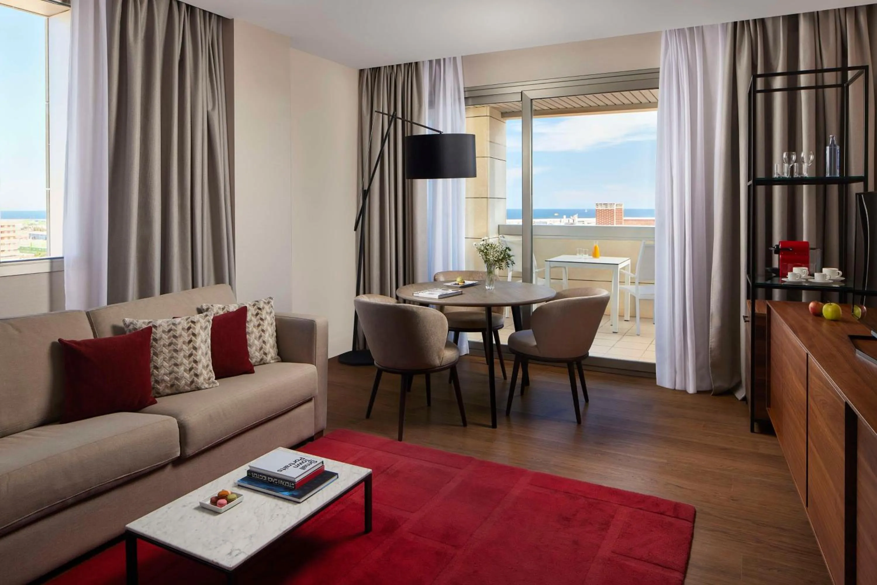 Photo of the whole room in NH Alicante