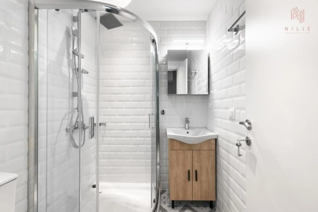 Shower in Big Apple, Nilie Hospitality MGMT