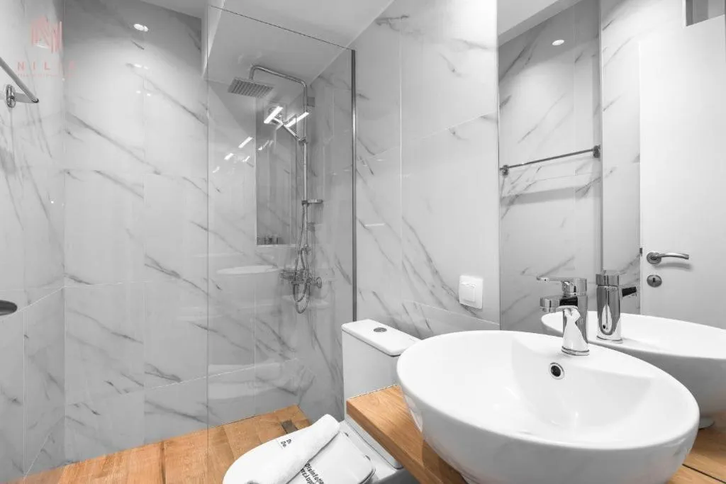 Shower in Big Apple, Nilie Hospitality MGMT