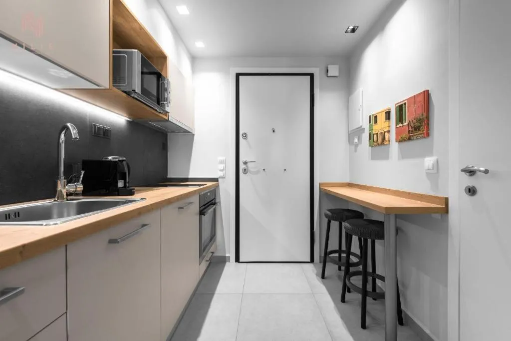 Kitchen or kitchenette in Big Apple, Nilie Hospitality MGMT