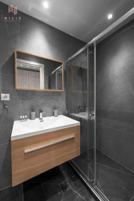 Shower in Big Apple, Nilie Hospitality MGMT