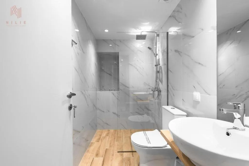 Shower in Big Apple, Nilie Hospitality MGMT