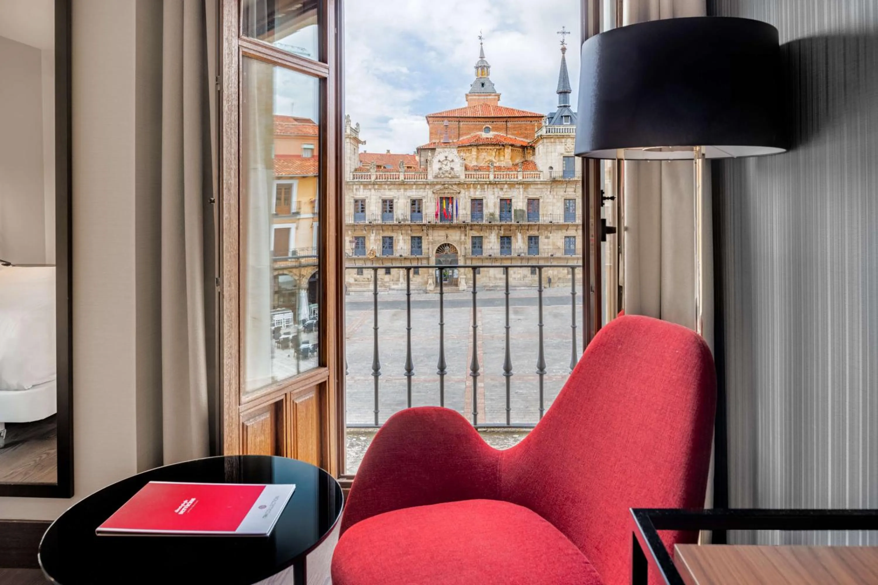 Photo of the whole room in NH Collection León Plaza Mayor