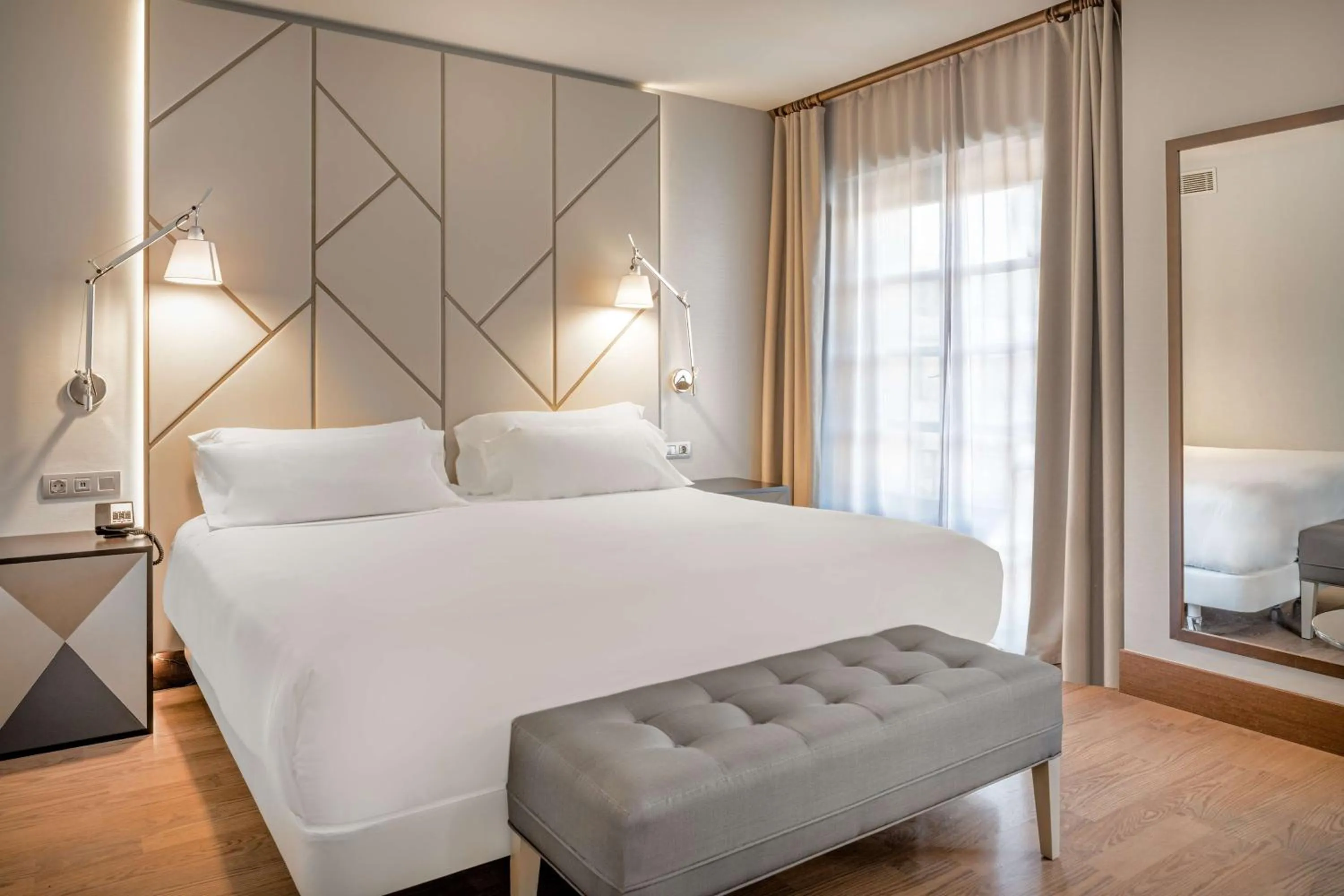 Photo of the whole room, Bed in NH Collection León Plaza Mayor