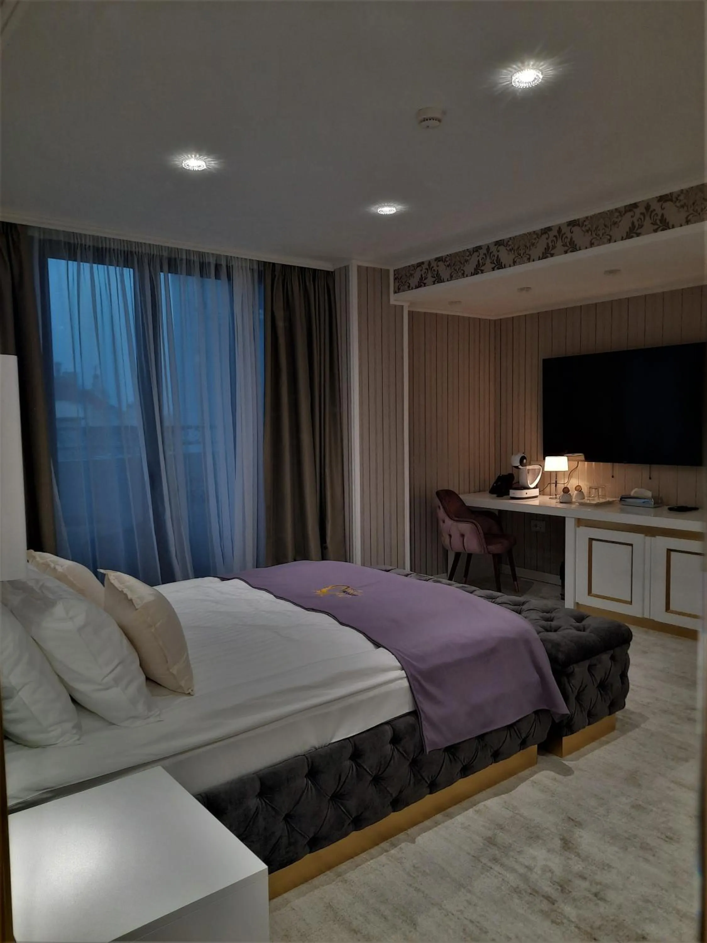 Text overlay in Queen Palace