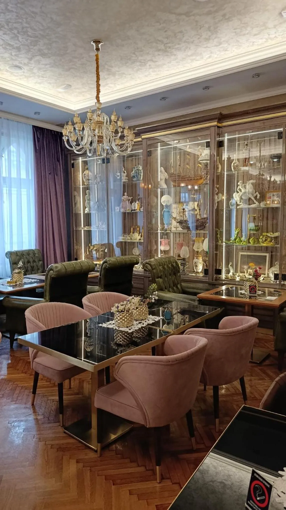 Restaurant/places to eat in Queen Palace