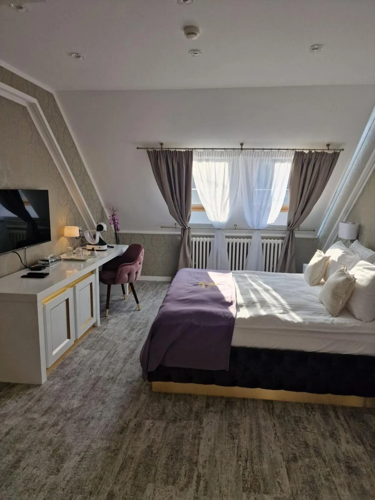 Text overlay in Queen Palace