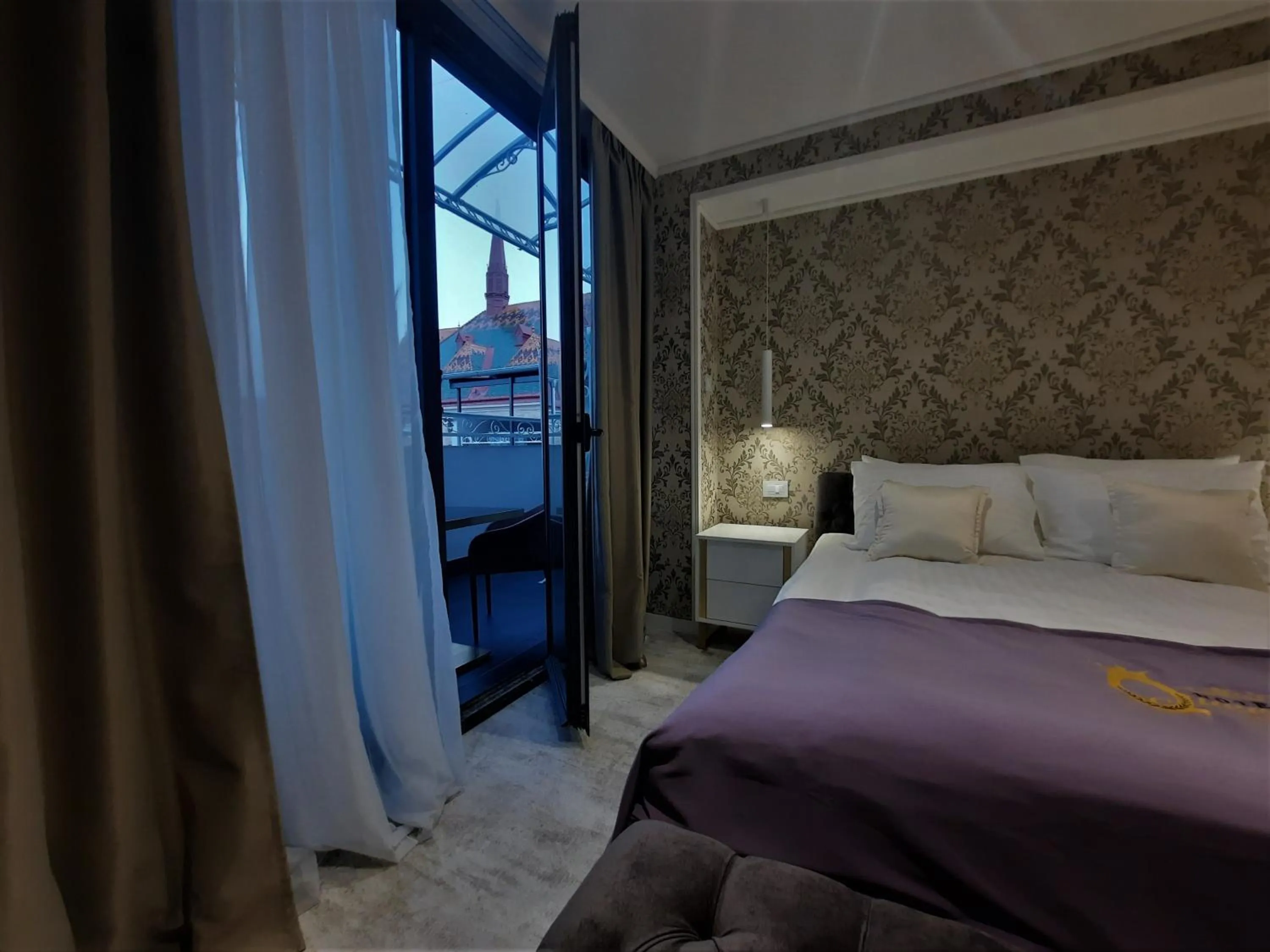 Text overlay in Queen Palace