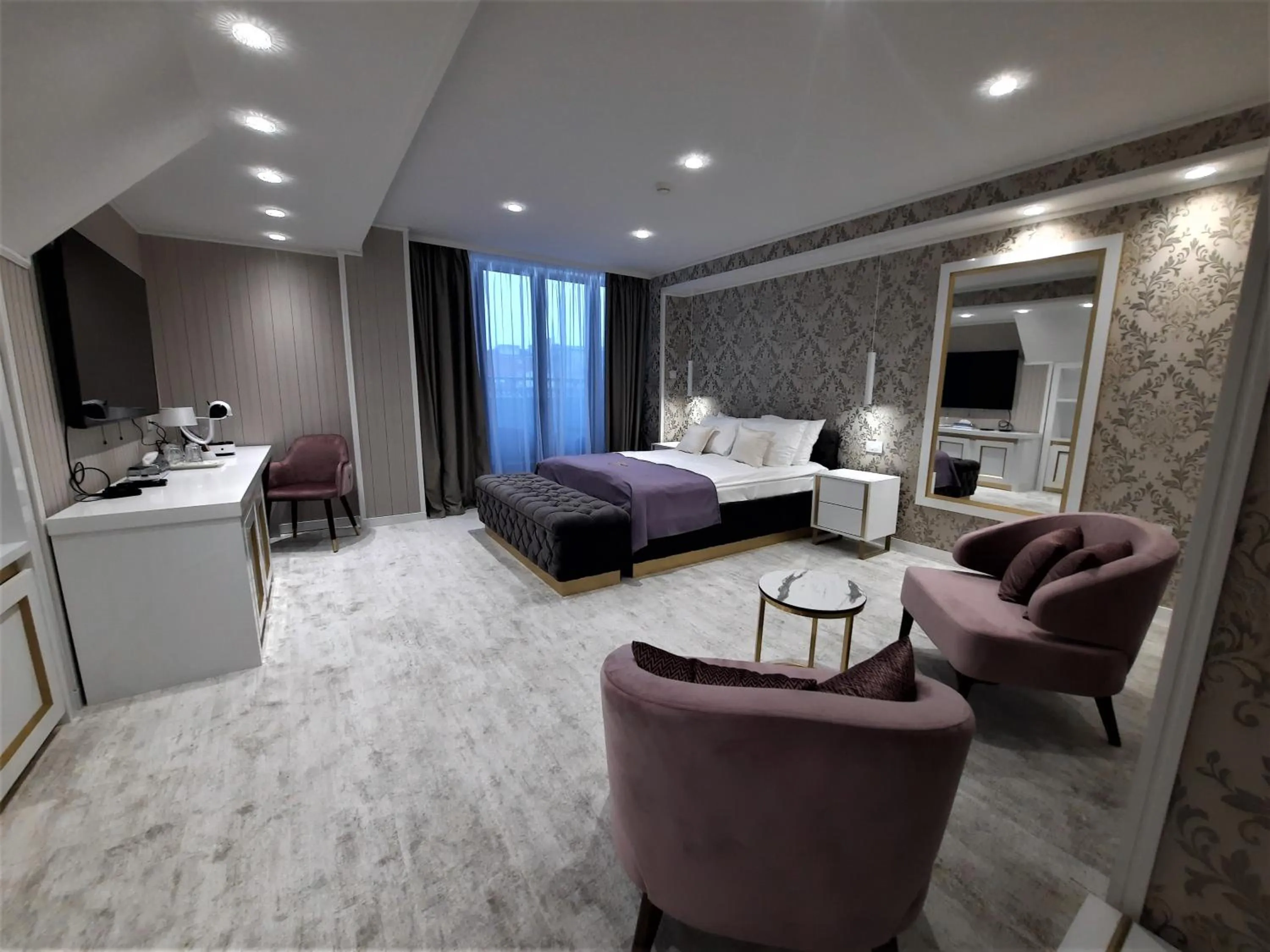 Text overlay in Queen Palace