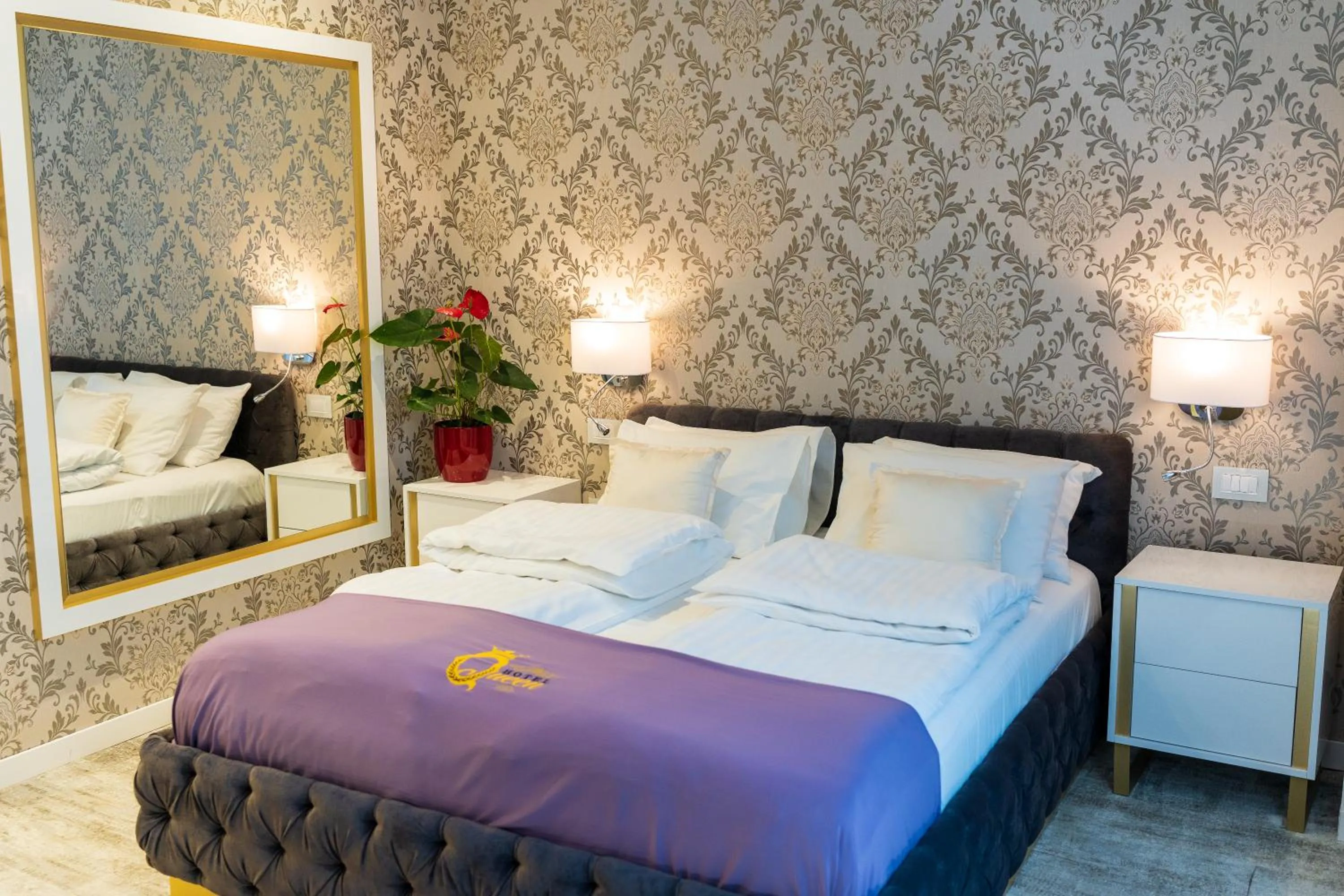 Text overlay in Queen Palace