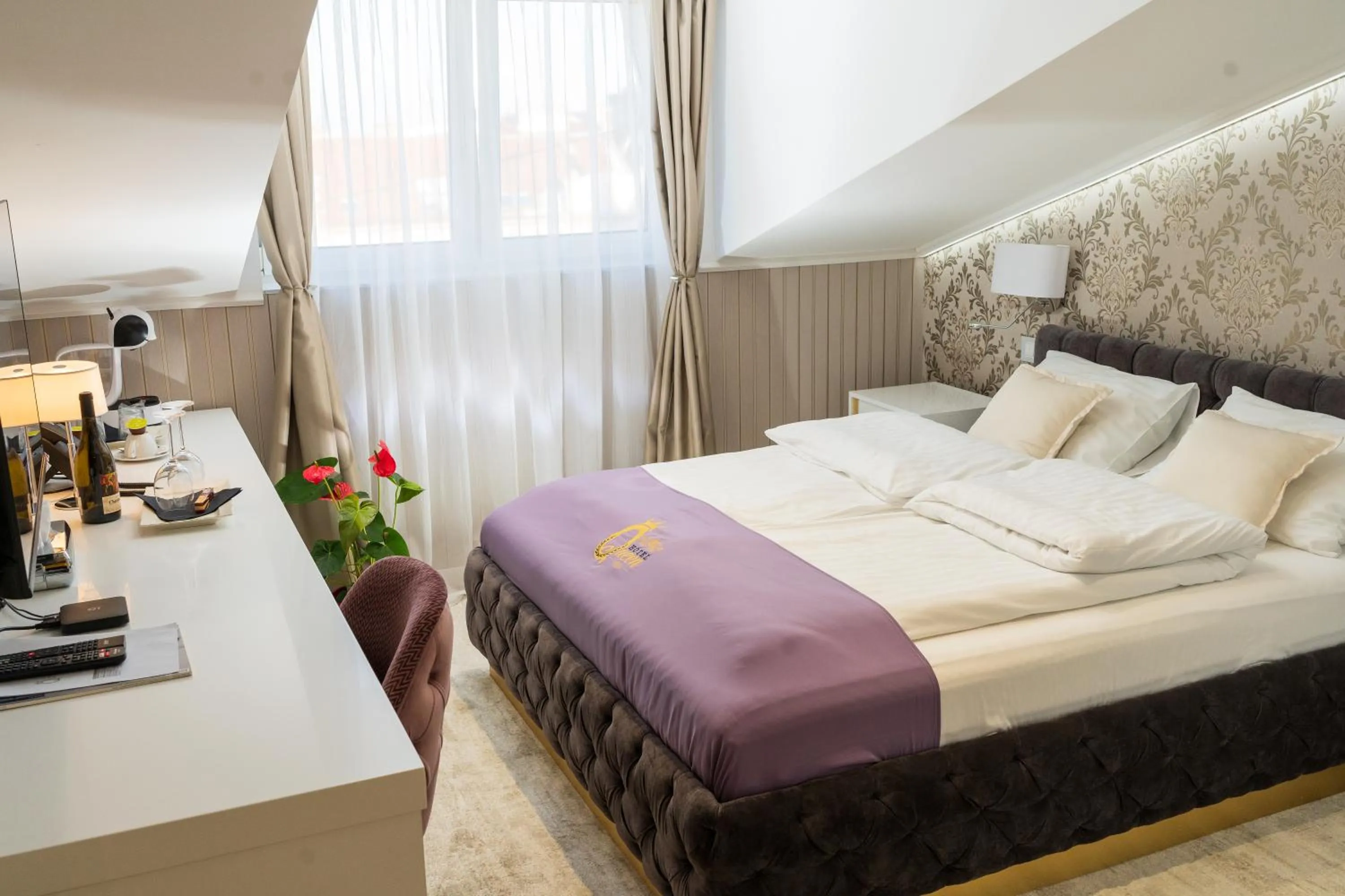 Text overlay in Queen Palace