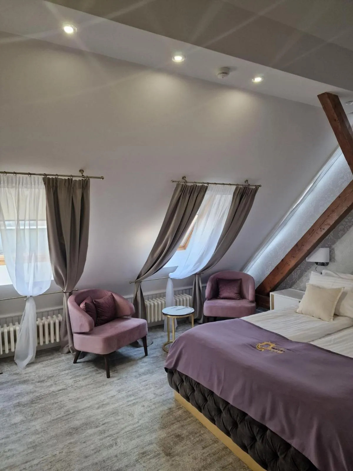 Text overlay in Queen Palace