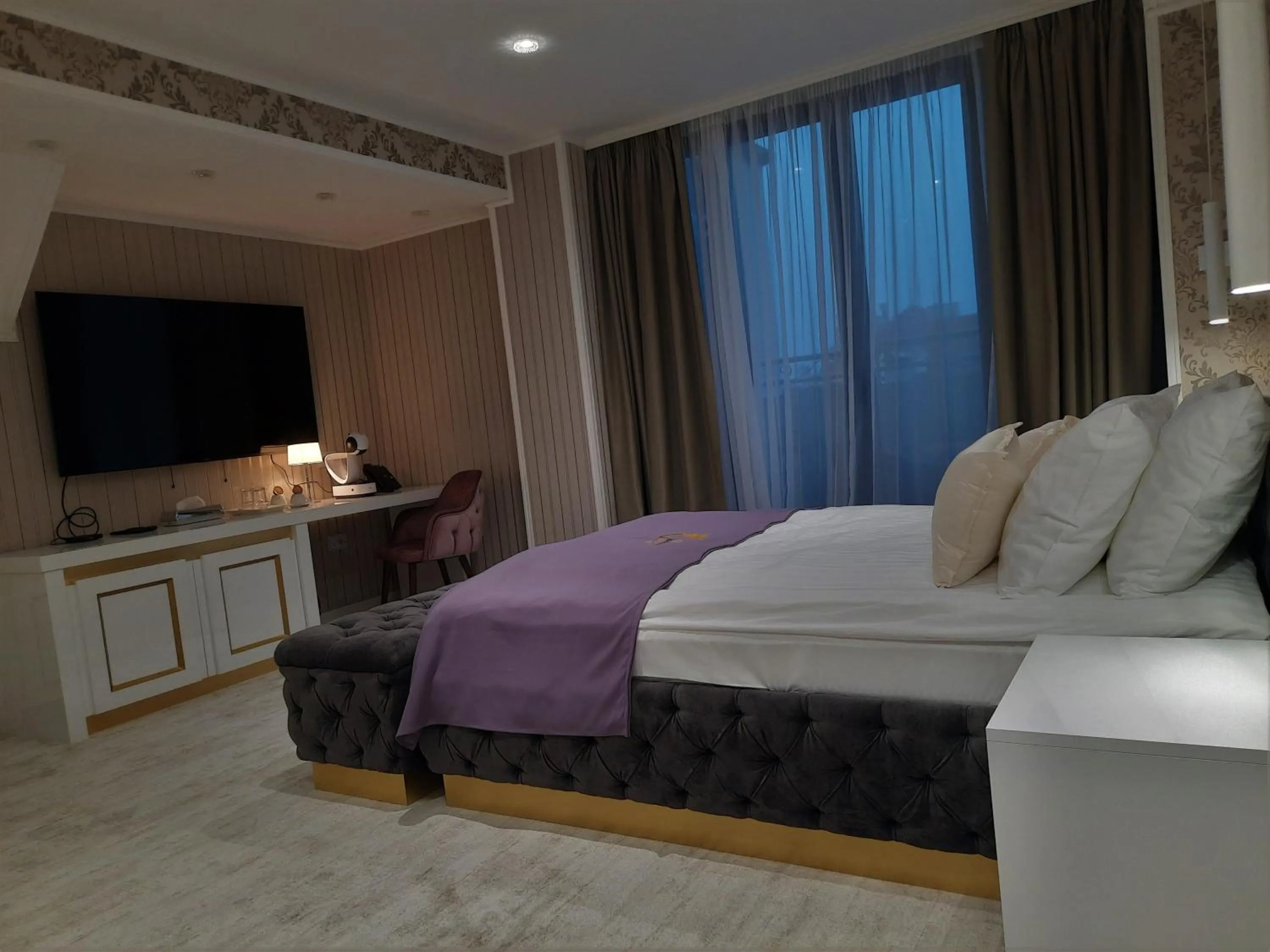 Text overlay in Queen Palace