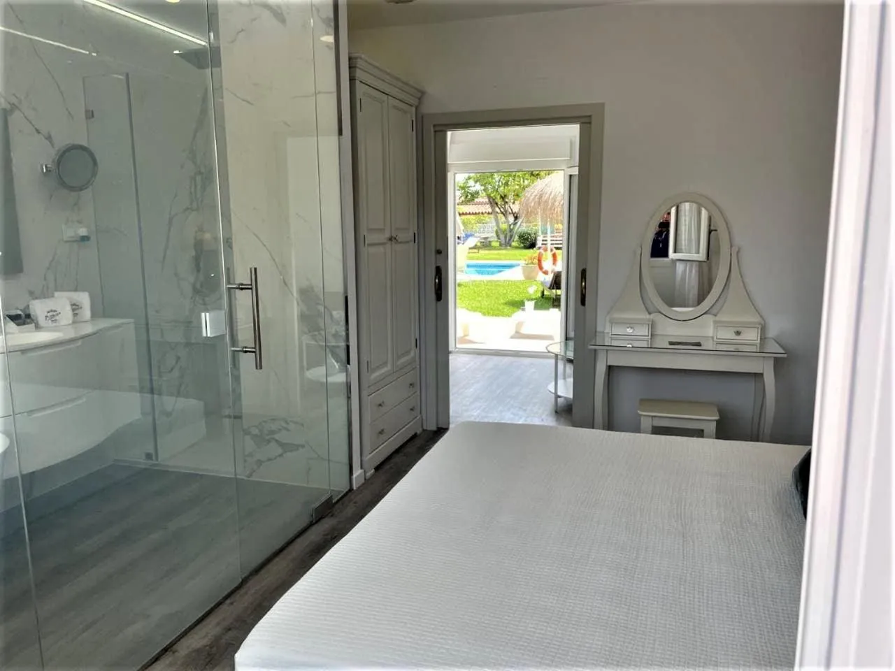 Bathroom, Bed in Hotel Malaga Picasso