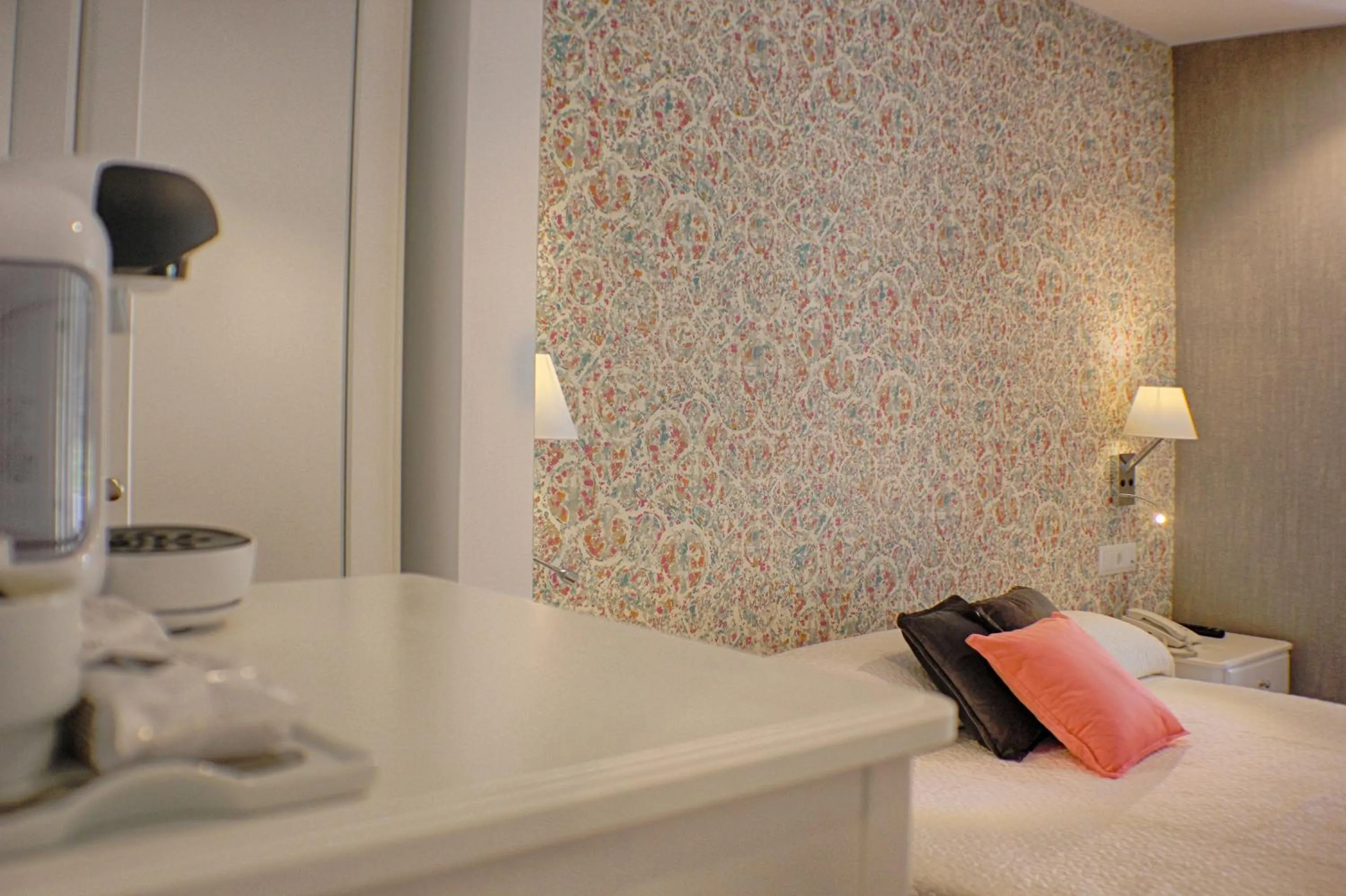 Coffee/tea facilities, Bed in Hotel Malaga Picasso