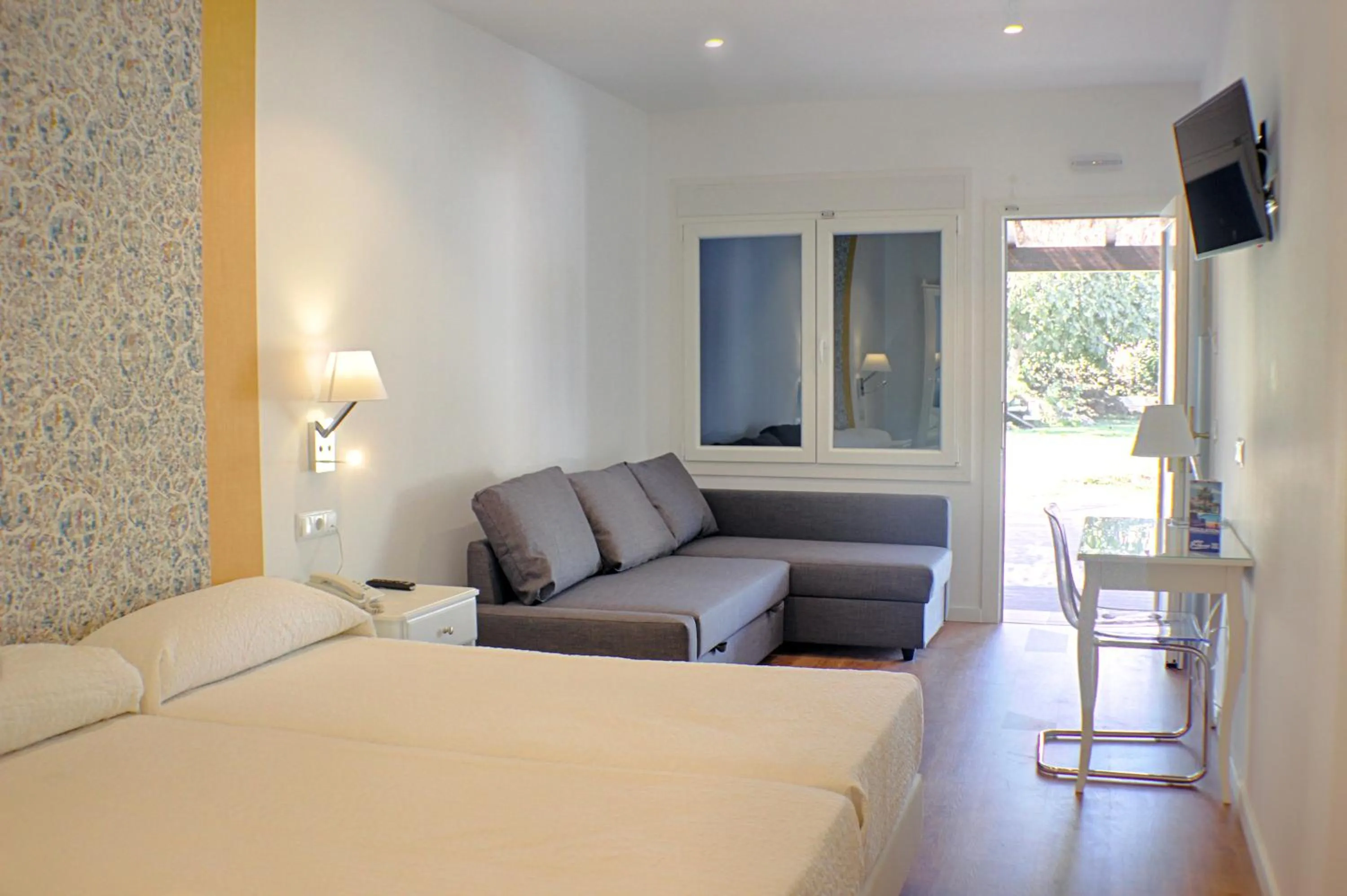 Bedroom, Bed in Hotel Malaga Picasso