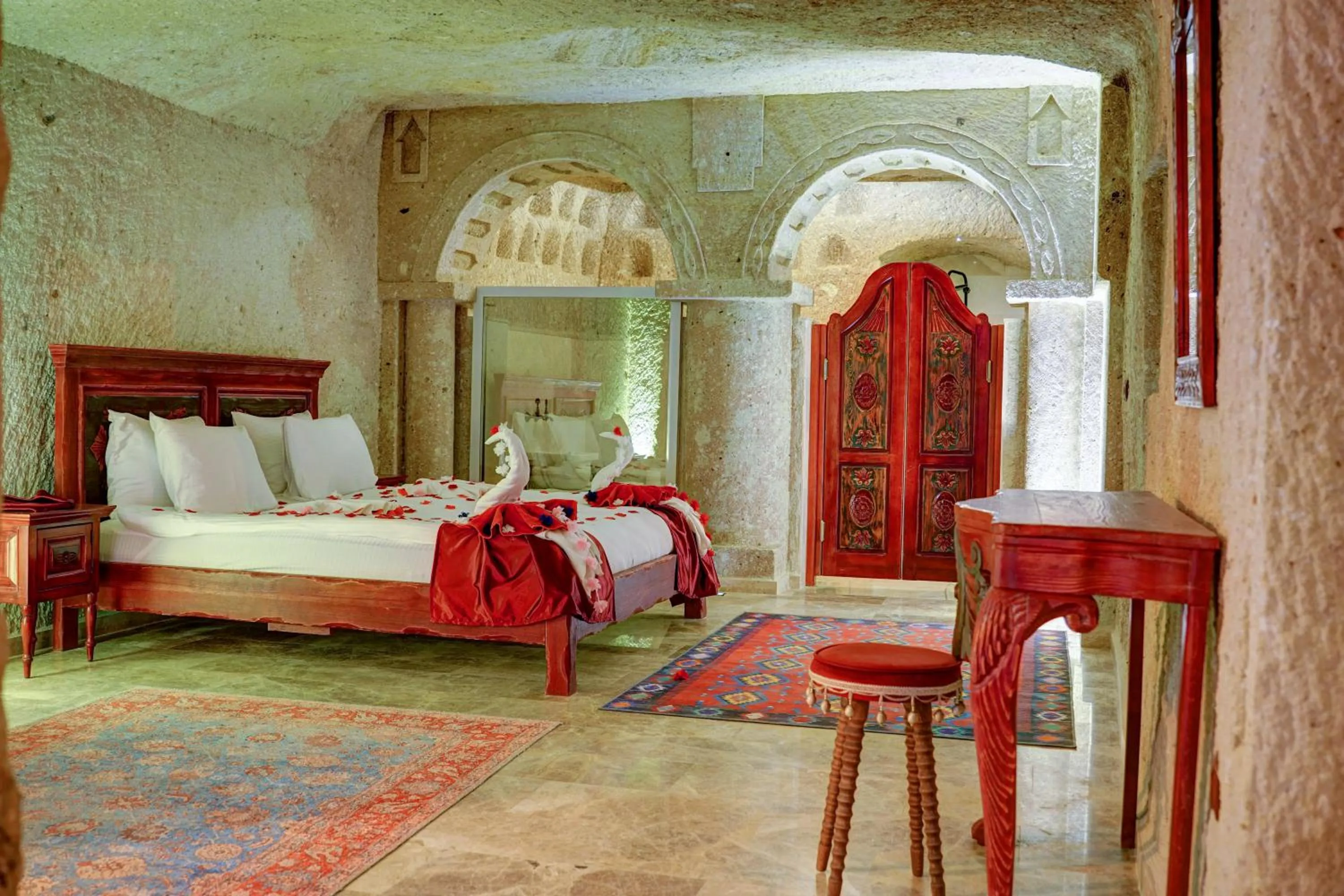 Bedroom, Bed in The Calypso Cave