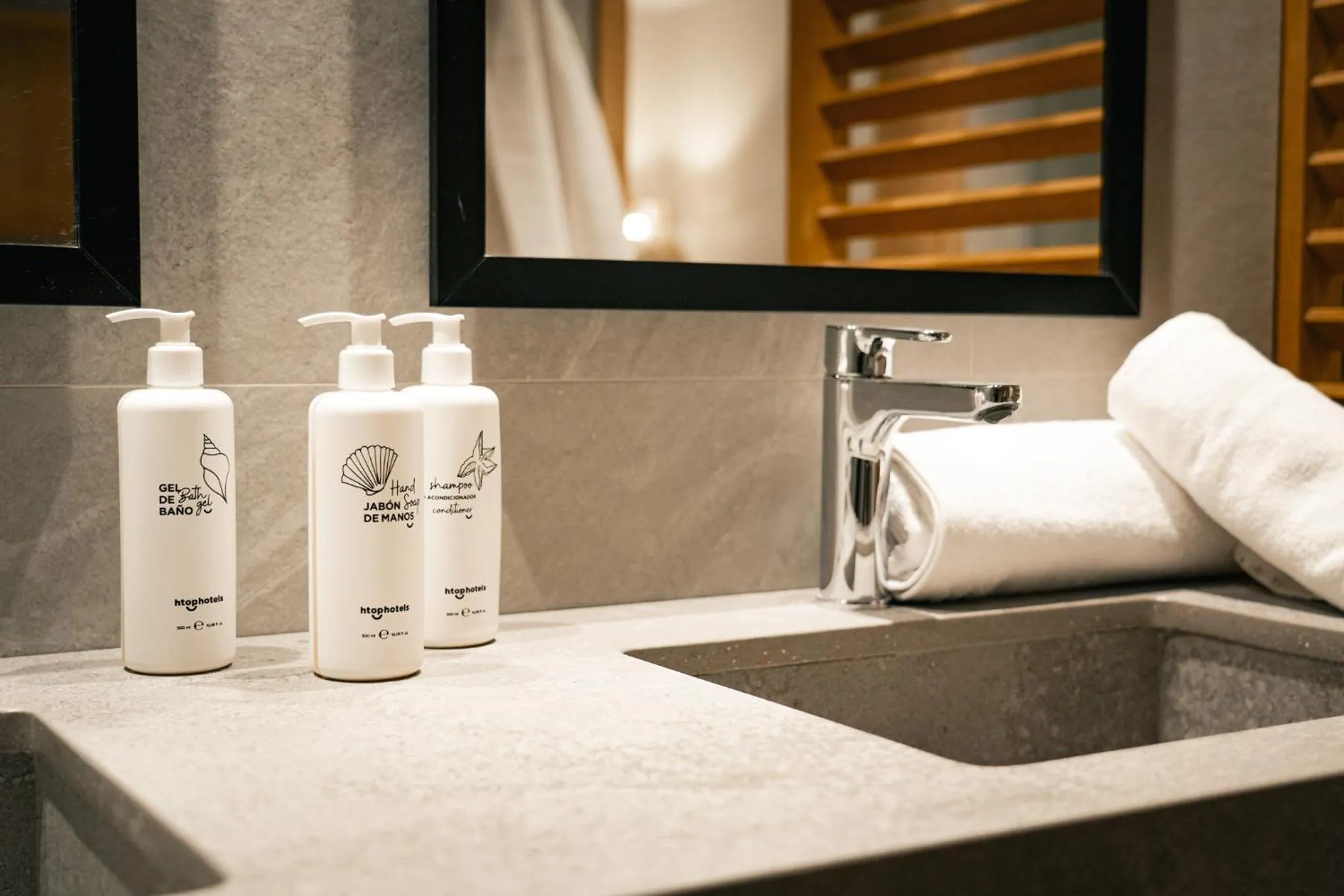 Bathroom in htop Royal Beach