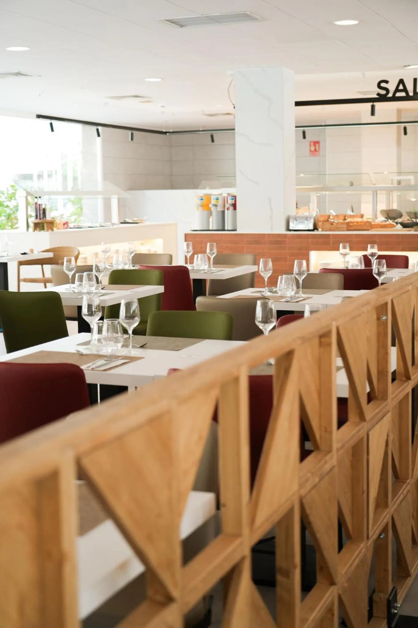 Restaurant/Places to Eat in htop Royal Beach