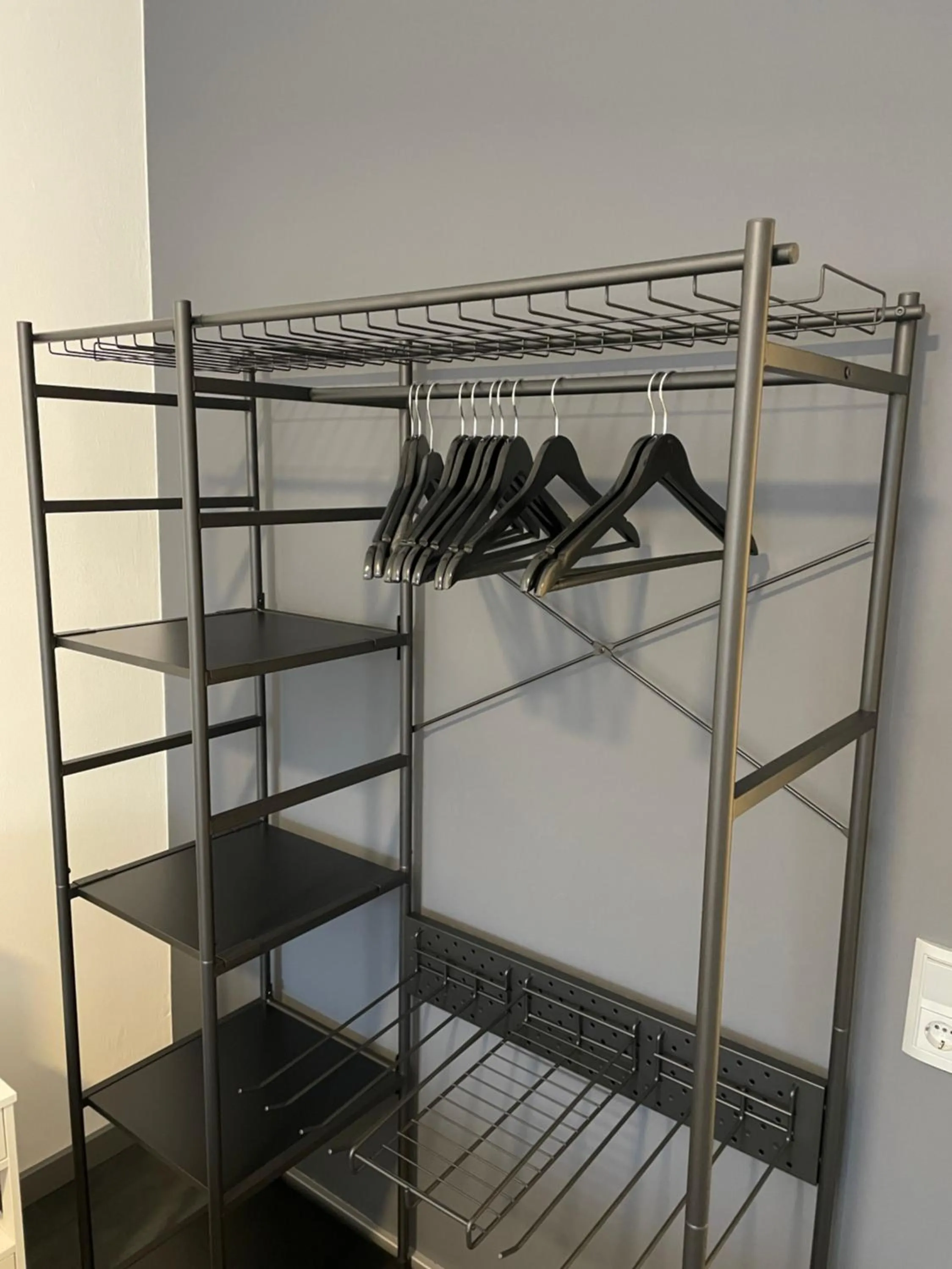 wardrobe in TruRetreats Design Loft für 8 Personen I Riesige Küche I eCharger I 65z SmartTV I 150qm
