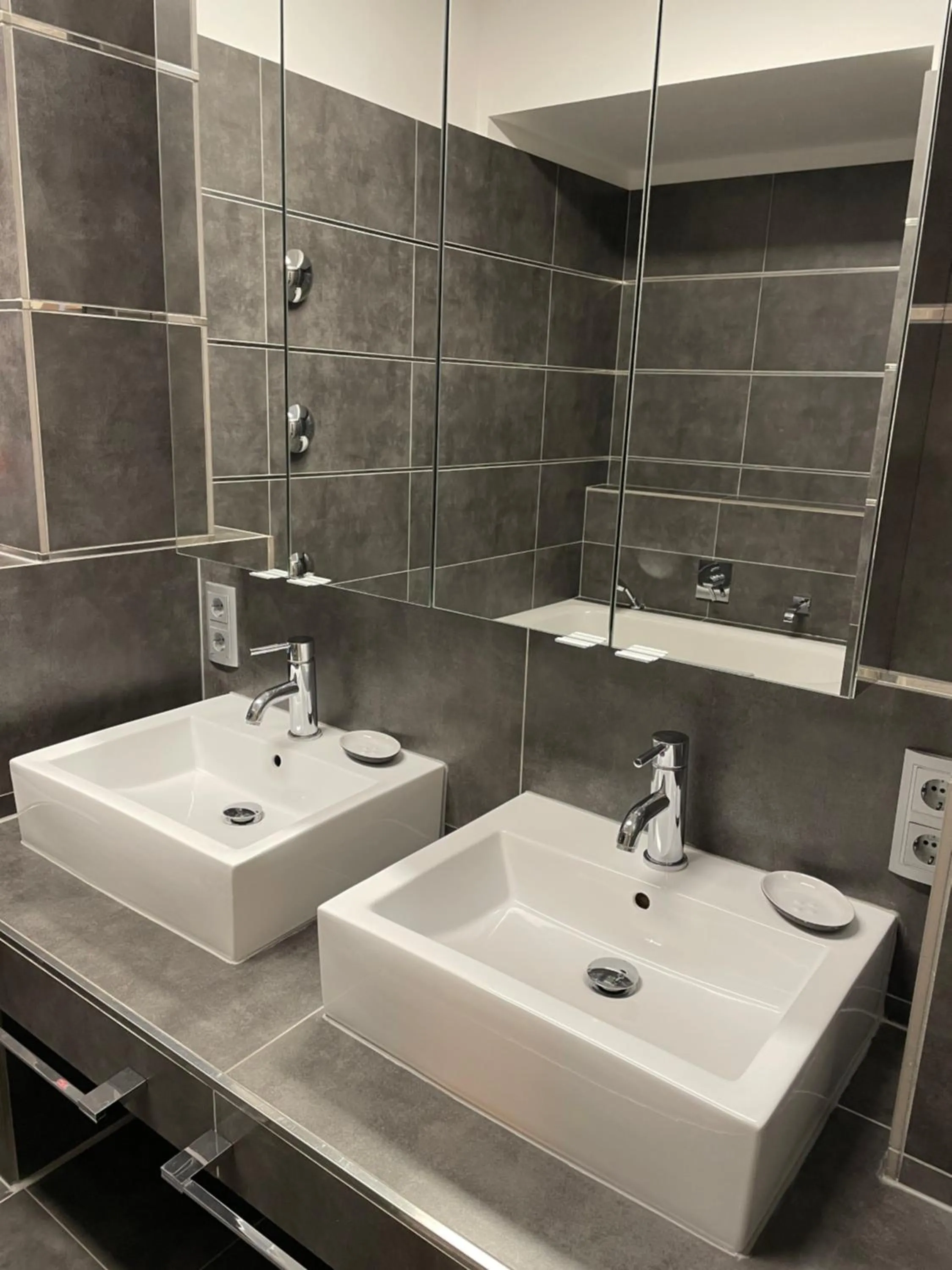 Bathroom in TruRetreats Design Loft für 8 Personen I Riesige Küche I eCharger I 65z SmartTV I 150qm