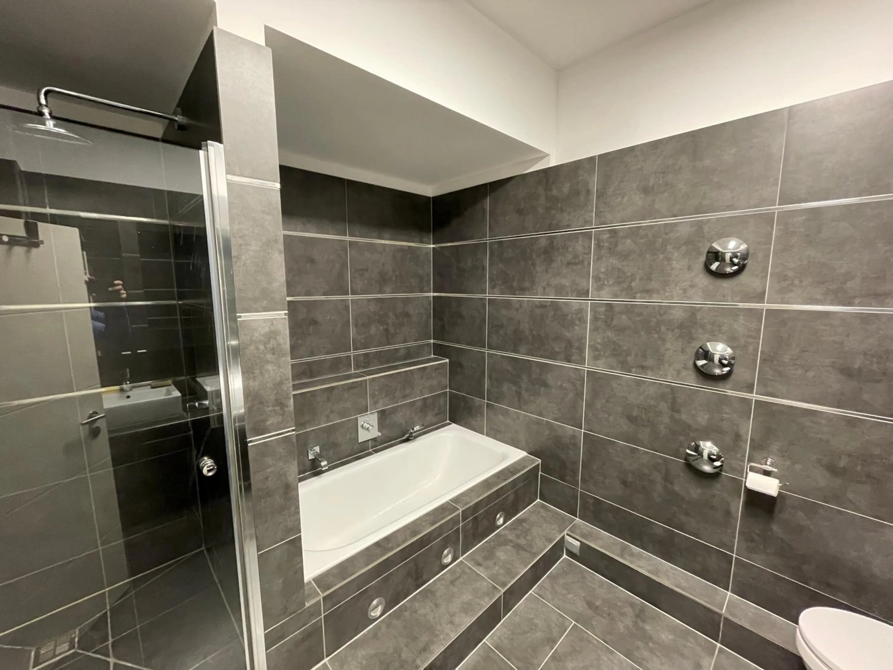 Bathroom in TruRetreats Design Loft für 8 Personen I Riesige Küche I eCharger I 65z SmartTV I 150qm