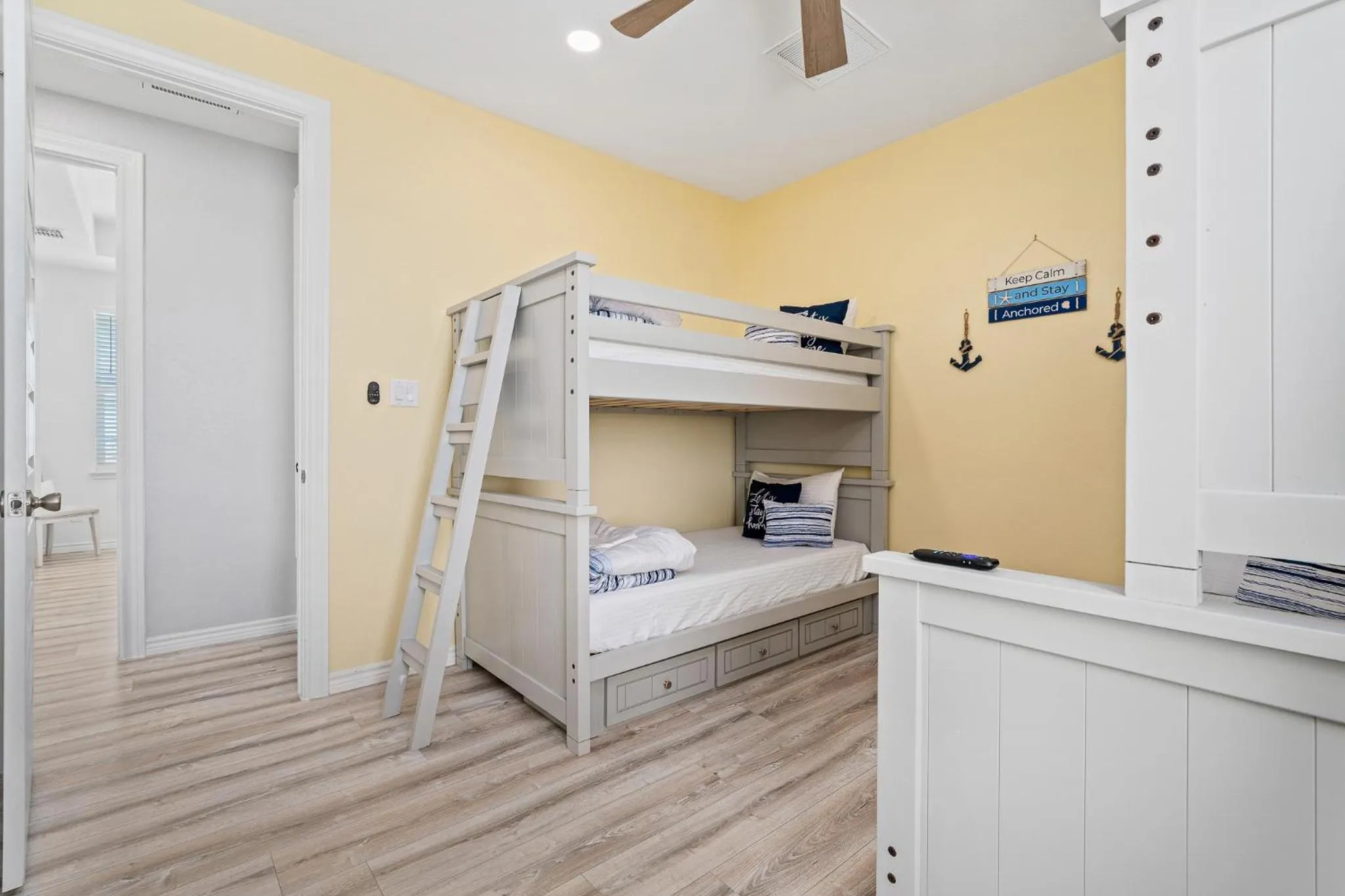 Property building, Bed in Birds on the Bay