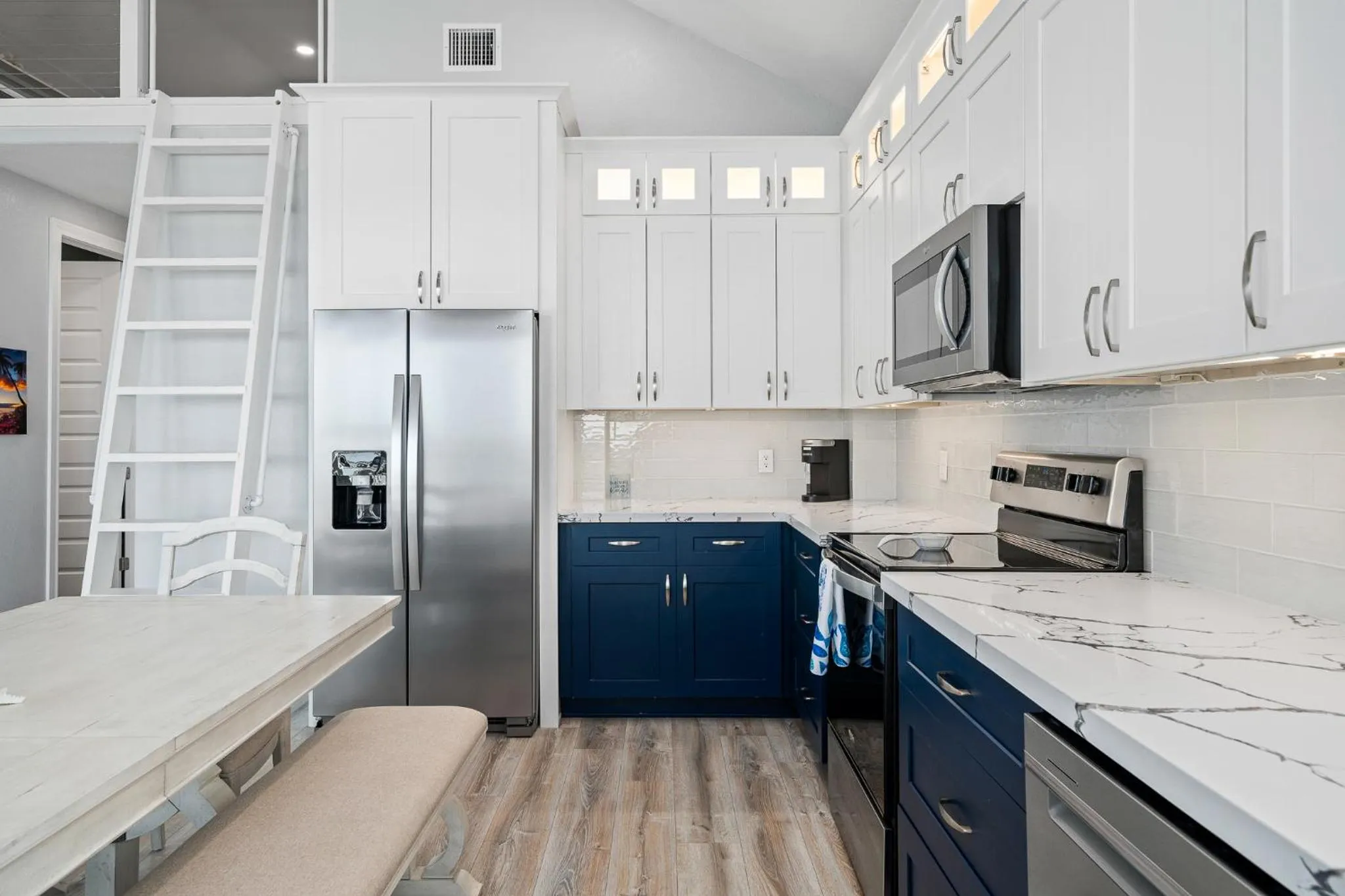 Property building in Birds on the Bay