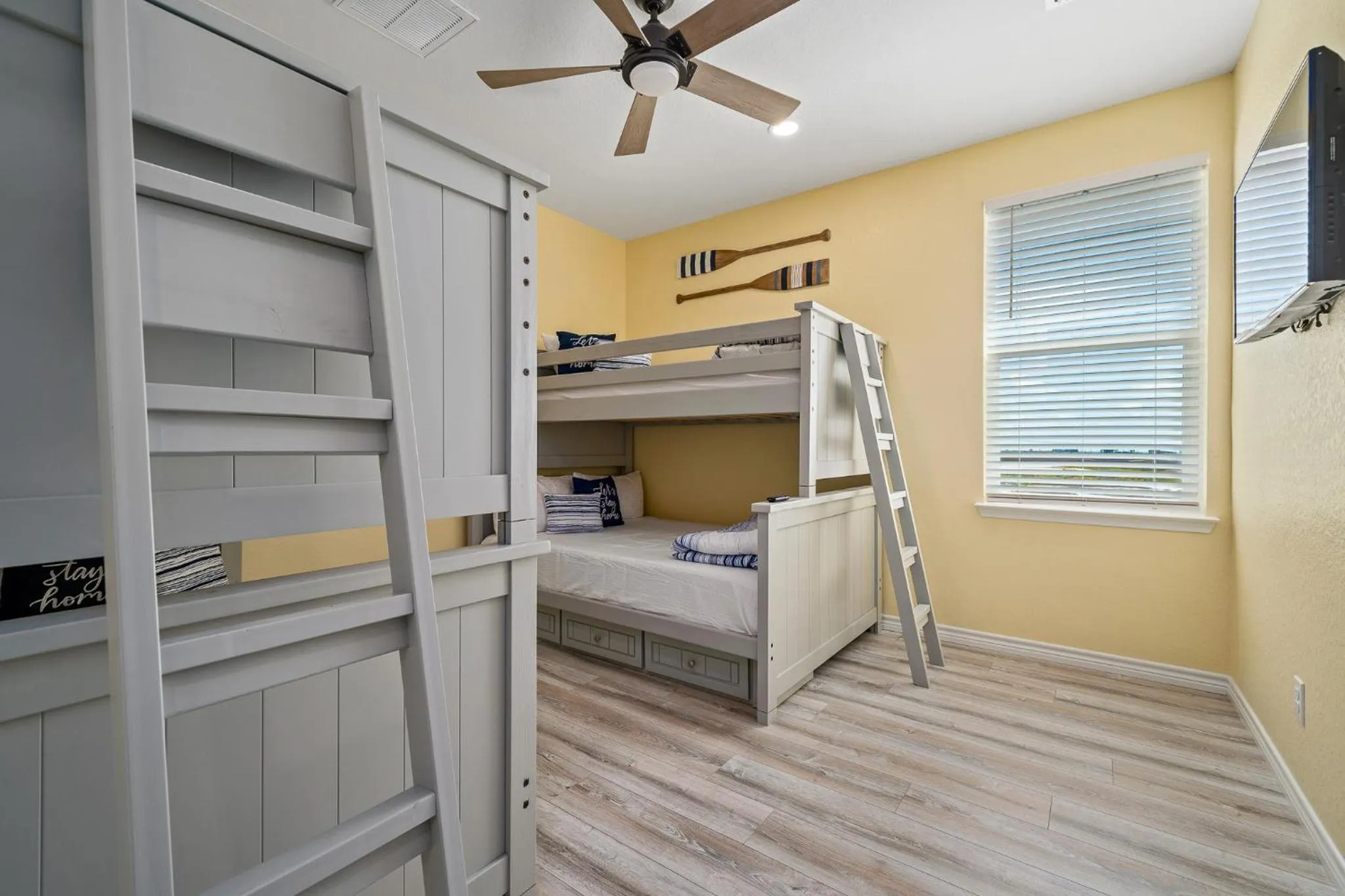 Property building, Bed in Birds on the Bay