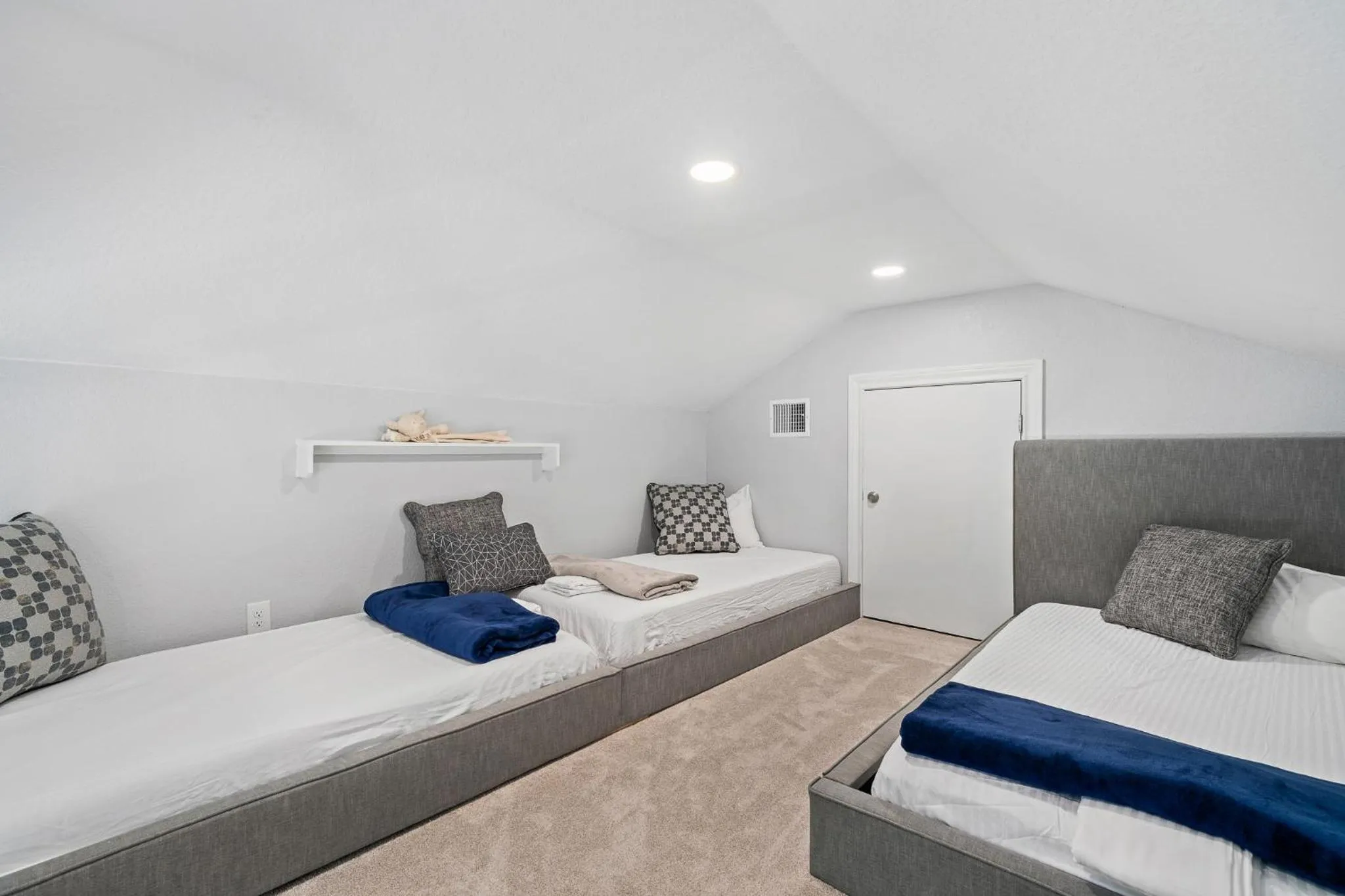 Property building, Bed in Birds on the Bay