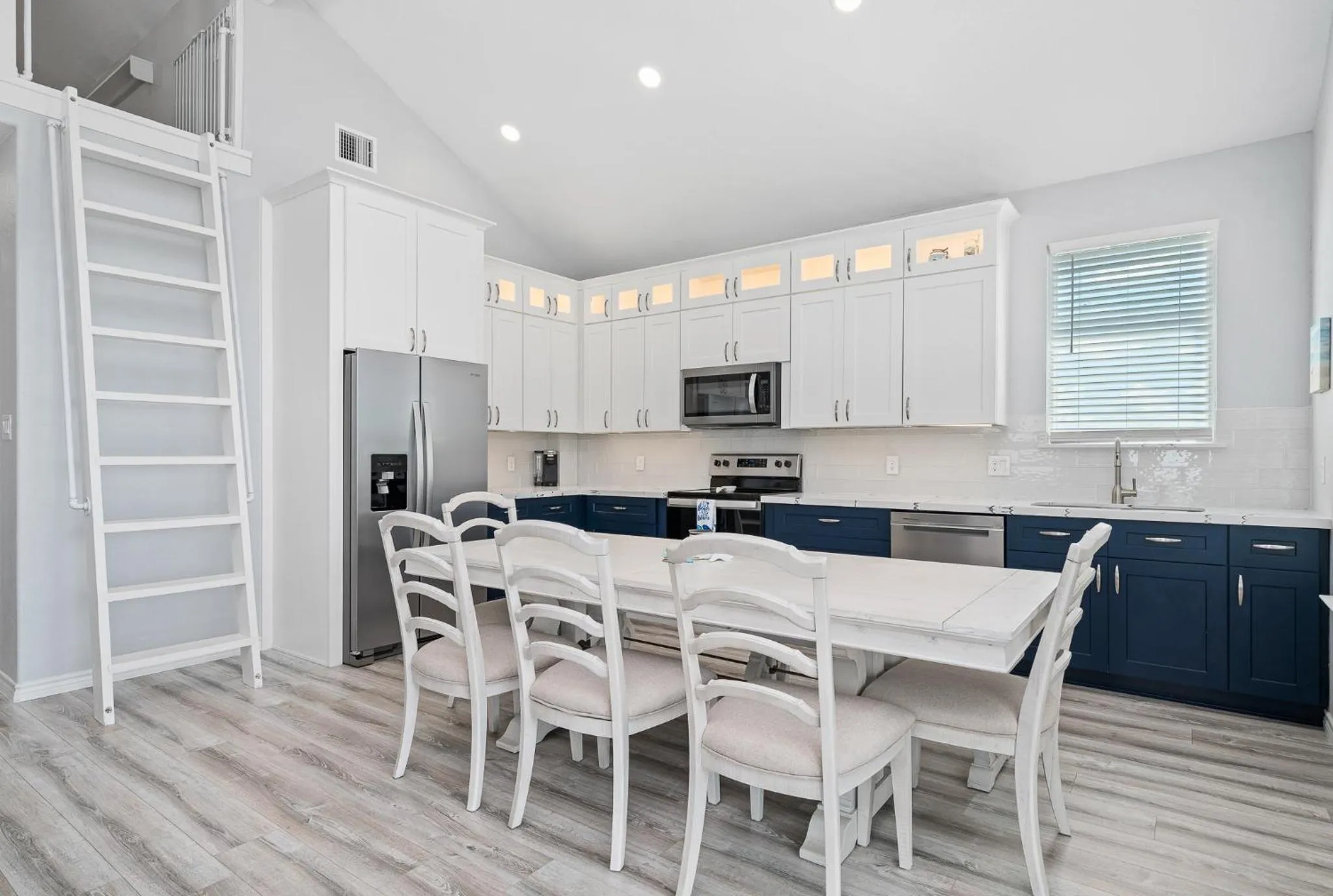 Property building in Birds on the Bay