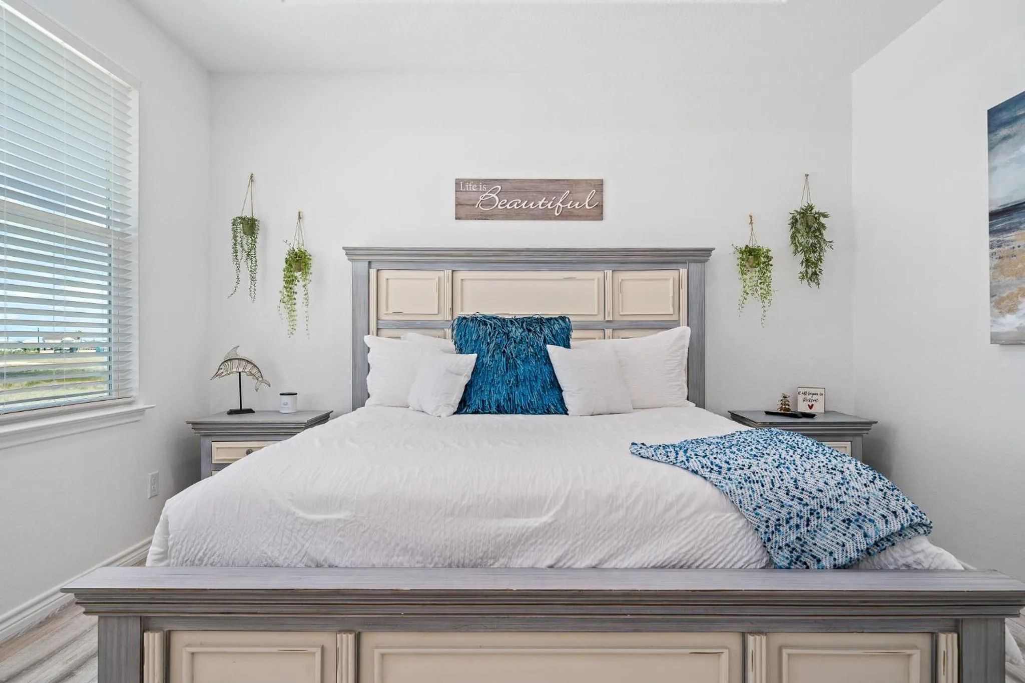 Property building, Bed in Birds on the Bay