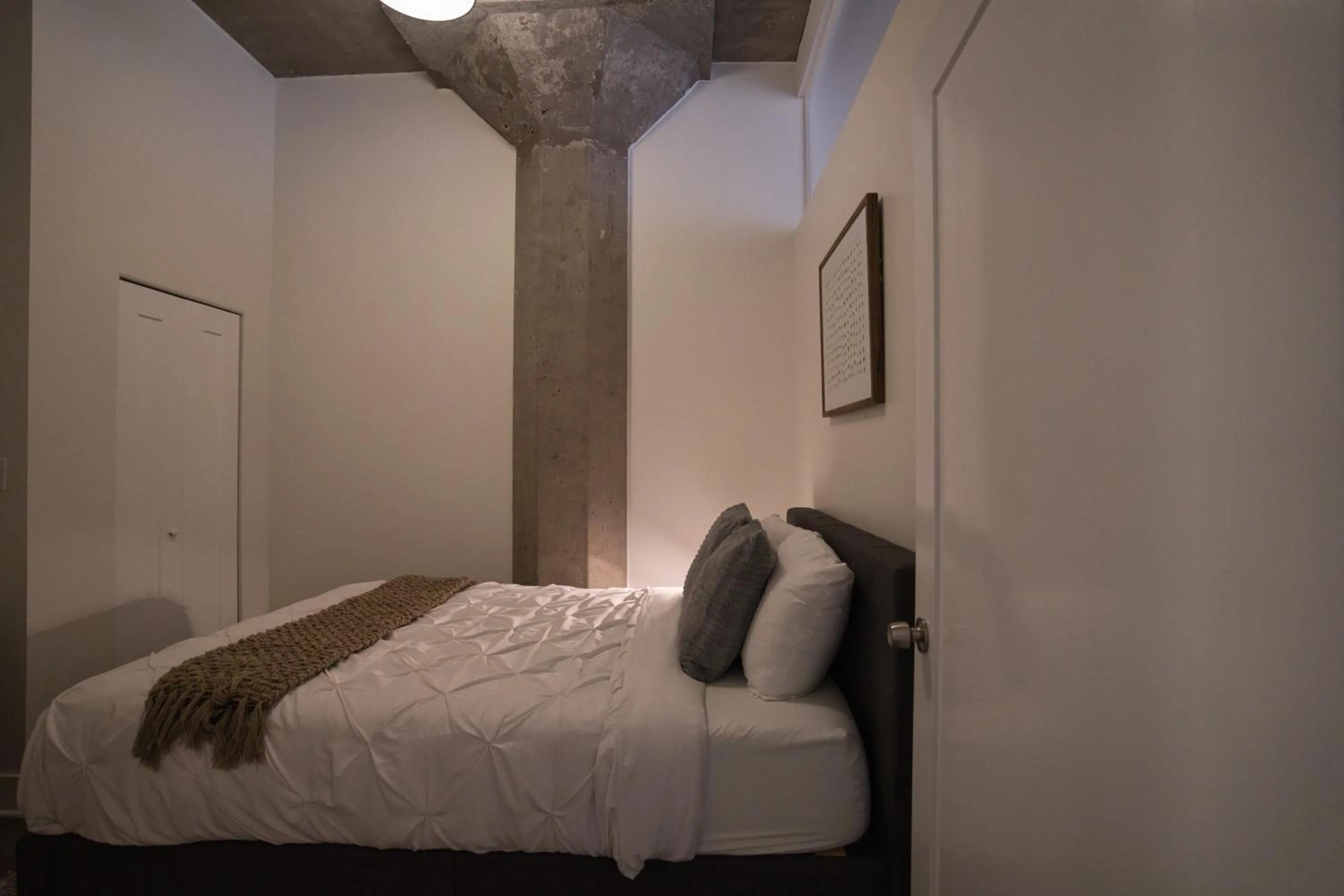 Bed in South Loop 2BR Getaway with Smart TVs & Optional Parking Near McCormick Place, Museum Campus & Downtown