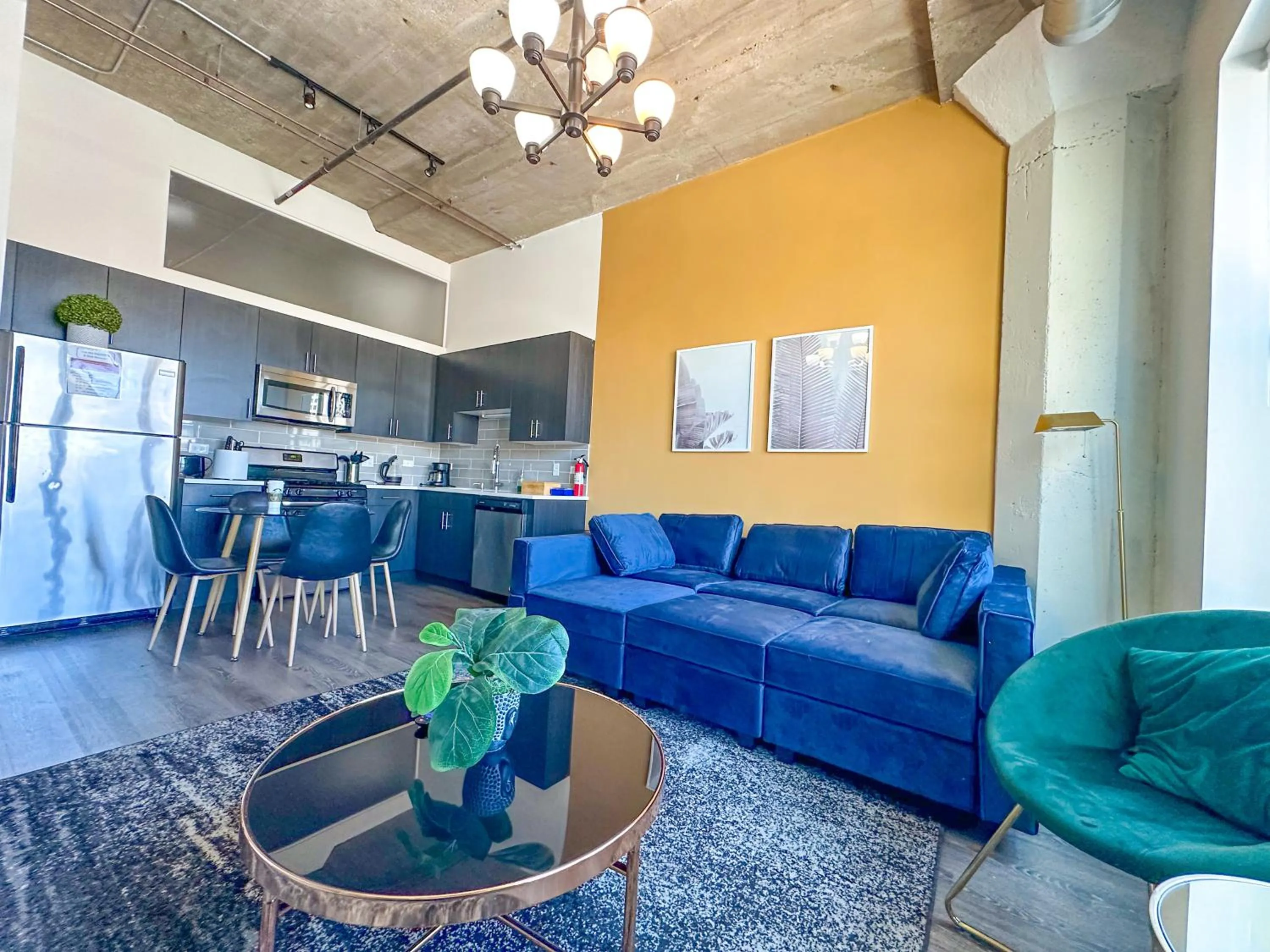 South Loop 2BR Getaway with Smart TVs & Optional Parking Near McCormick Place, Museum Campus & Downtown