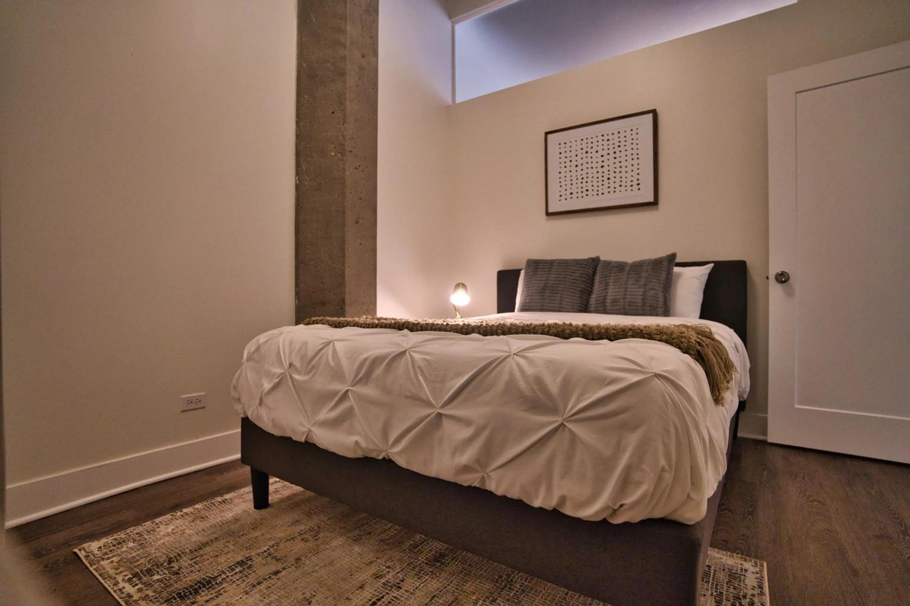 Bed in South Loop 2BR Getaway with Smart TVs & Optional Parking Near McCormick Place, Museum Campus & Downtown