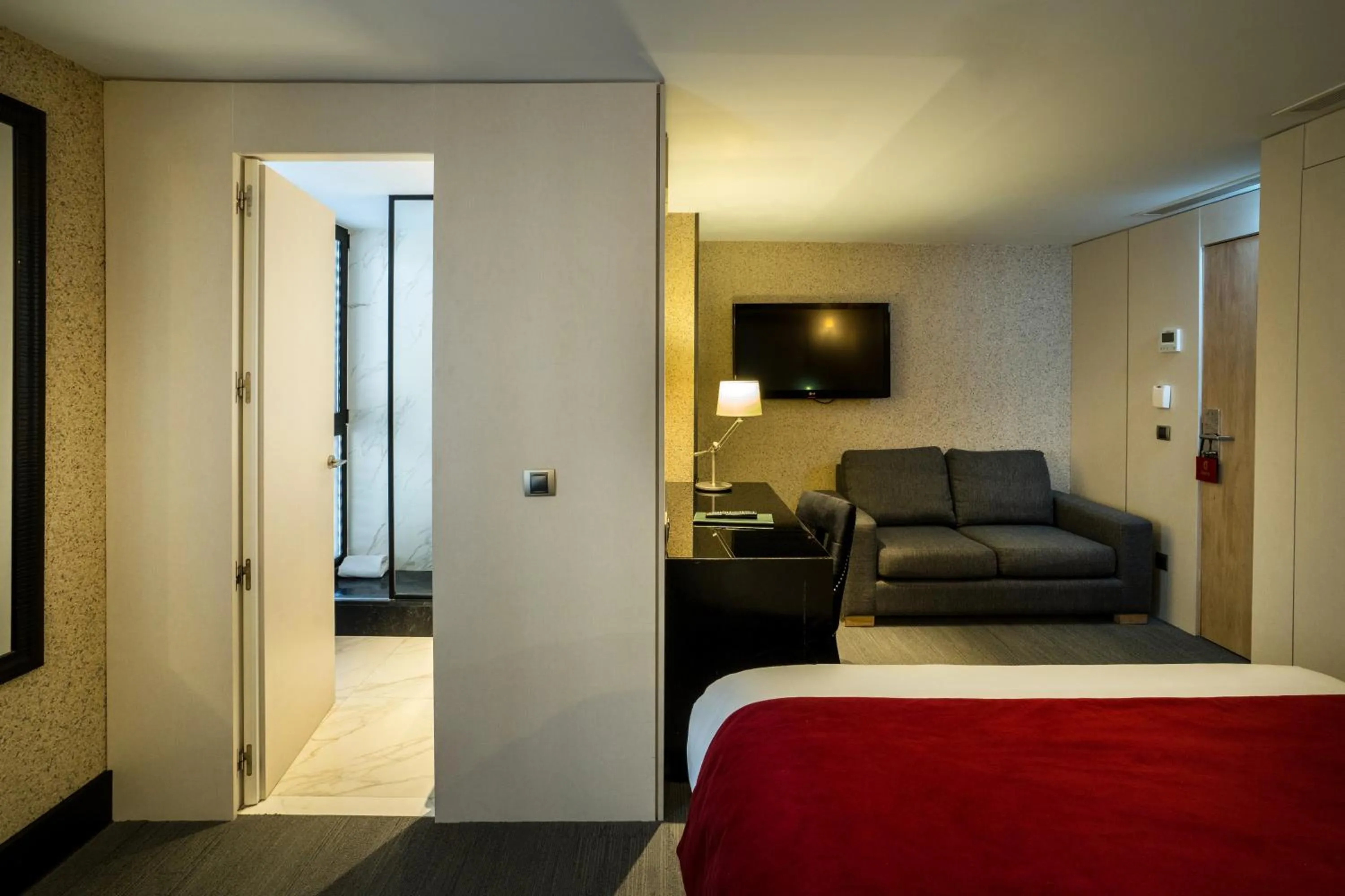 Bathroom, Bed in Hotel Mirador de Chamartín