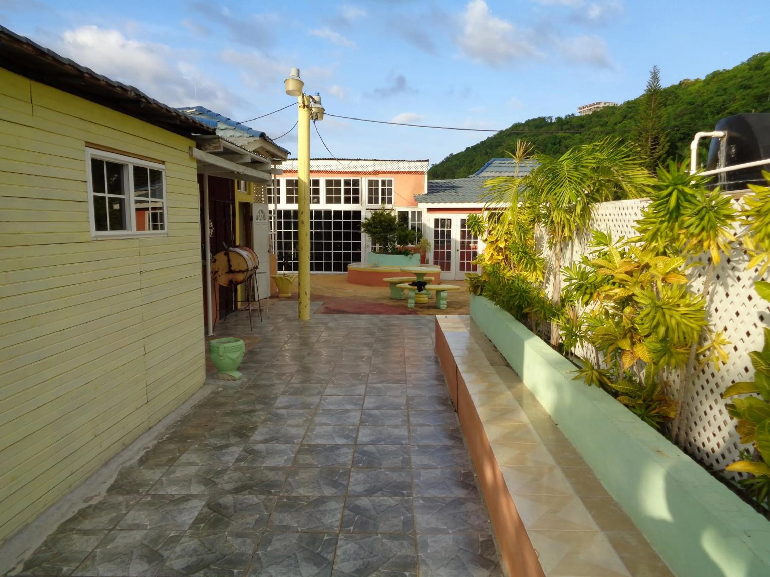 Tropical Court Hotel